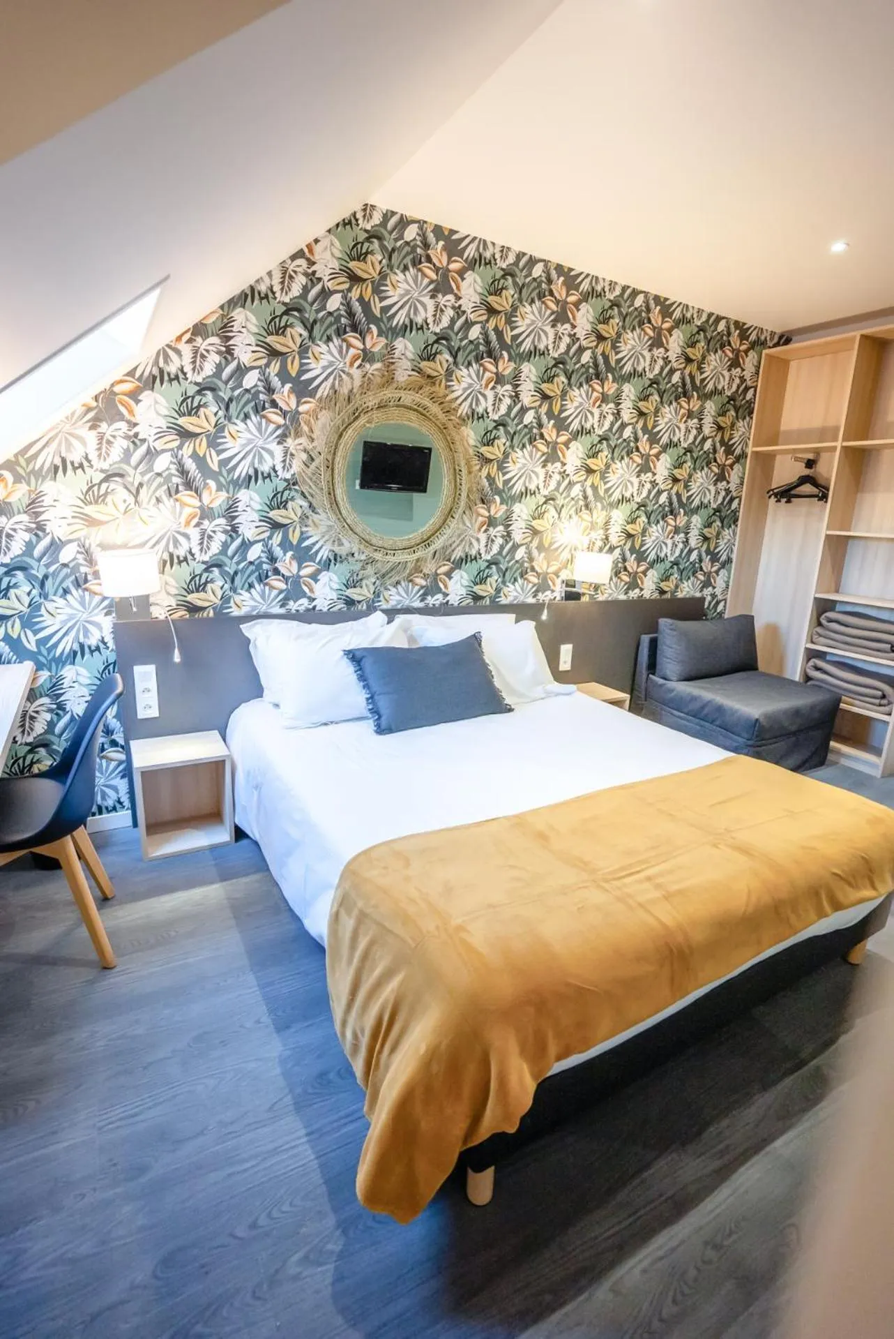 Property building, Bed in Logis Hotel Restaurant Au Chêne Vert, Saint-Brieuc