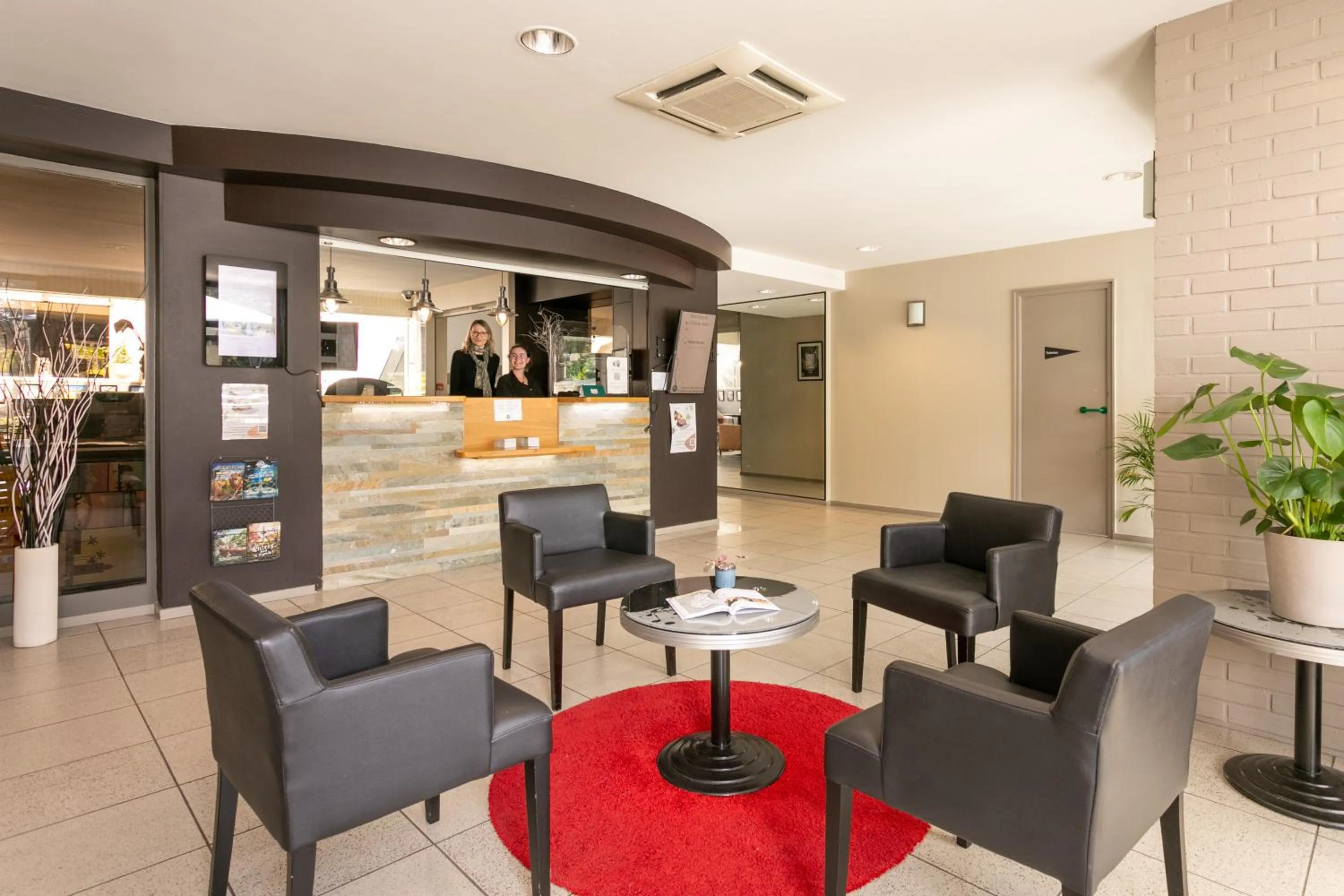 Lobby or reception in Logis Hotel Restaurant Au Chêne Vert, Saint-Brieuc