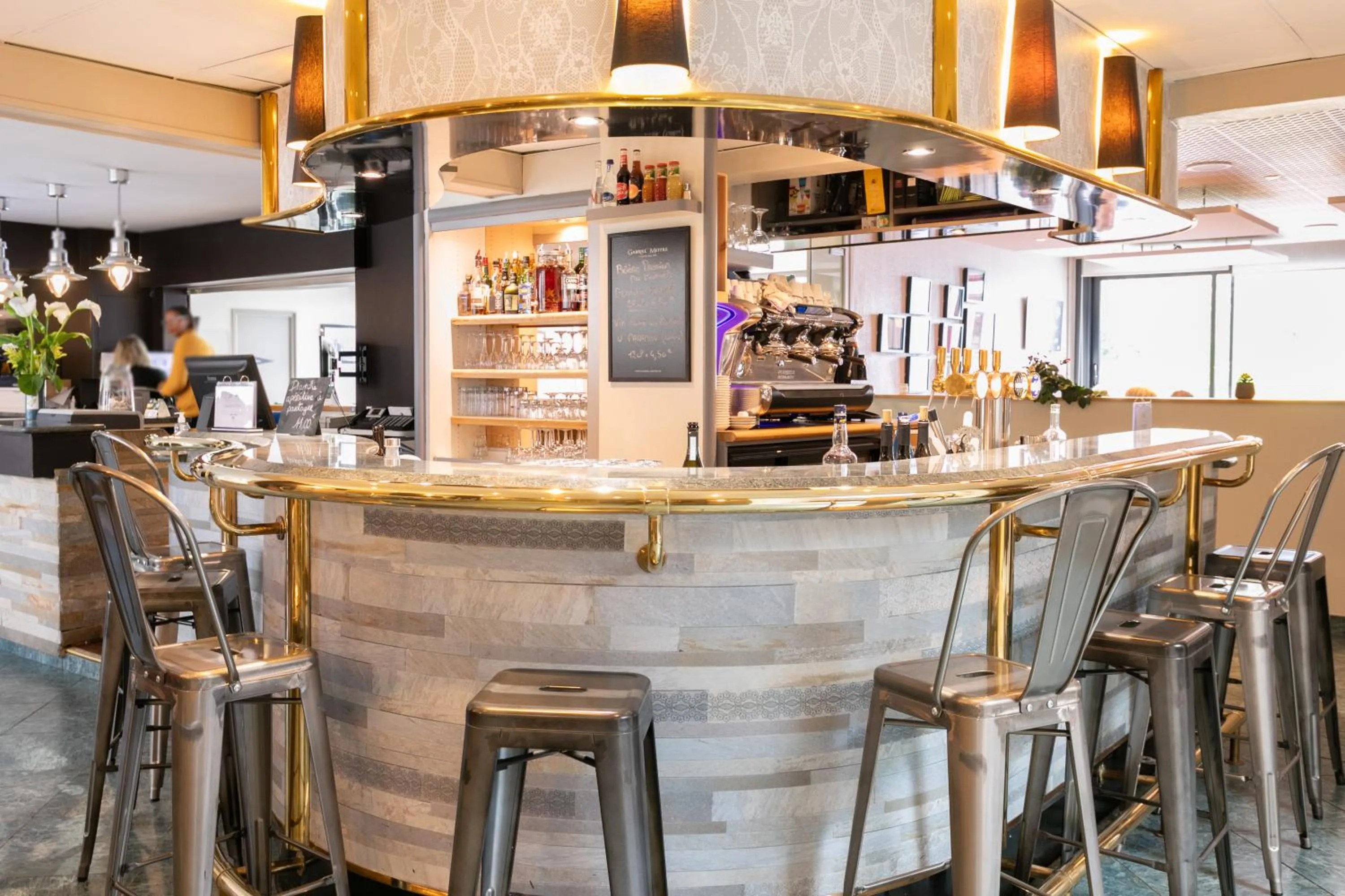 Lounge or bar in Logis Hotel Restaurant Au Chêne Vert, Saint-Brieuc