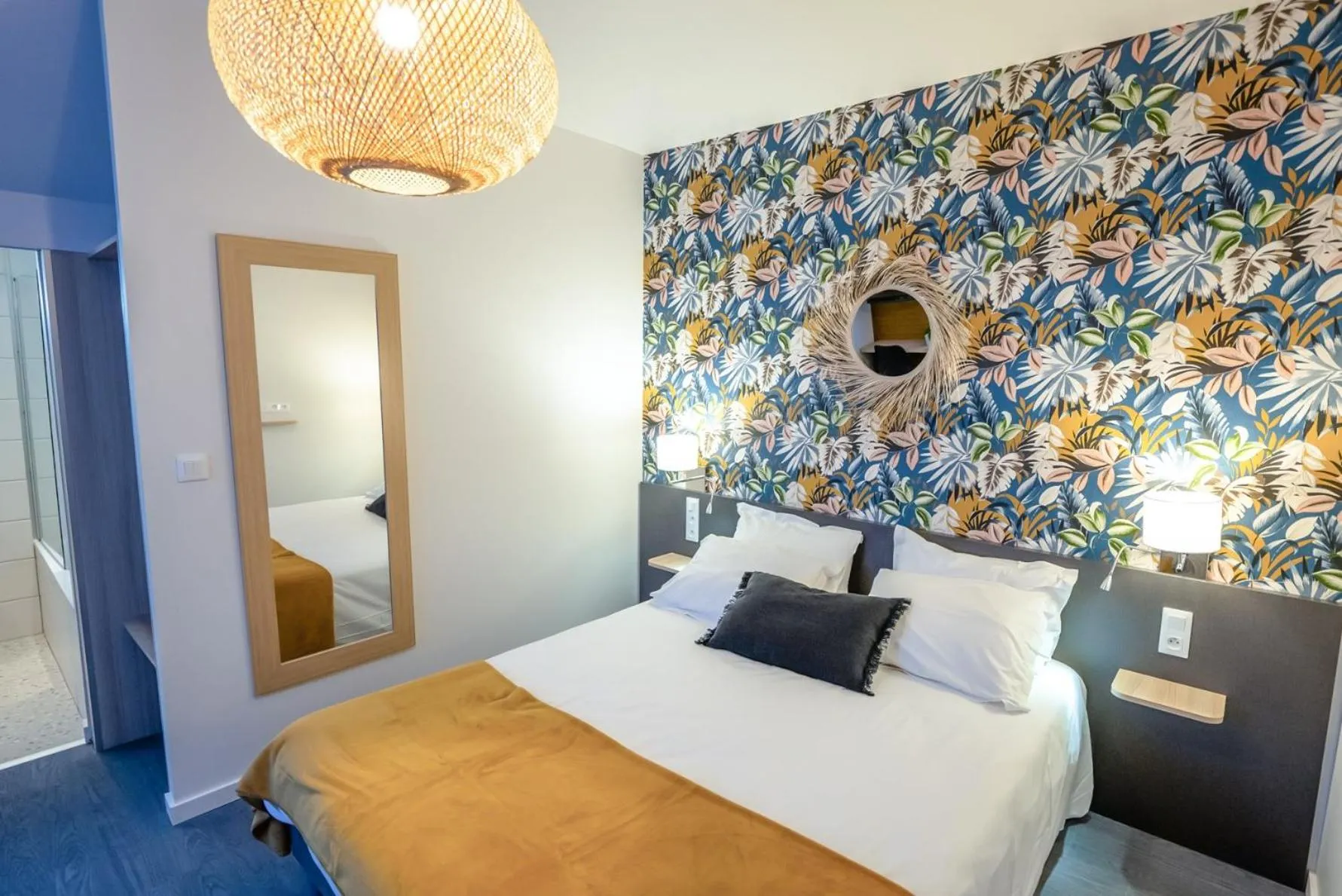 Property building, Bed in Logis Hotel Restaurant Au Chêne Vert, Saint-Brieuc