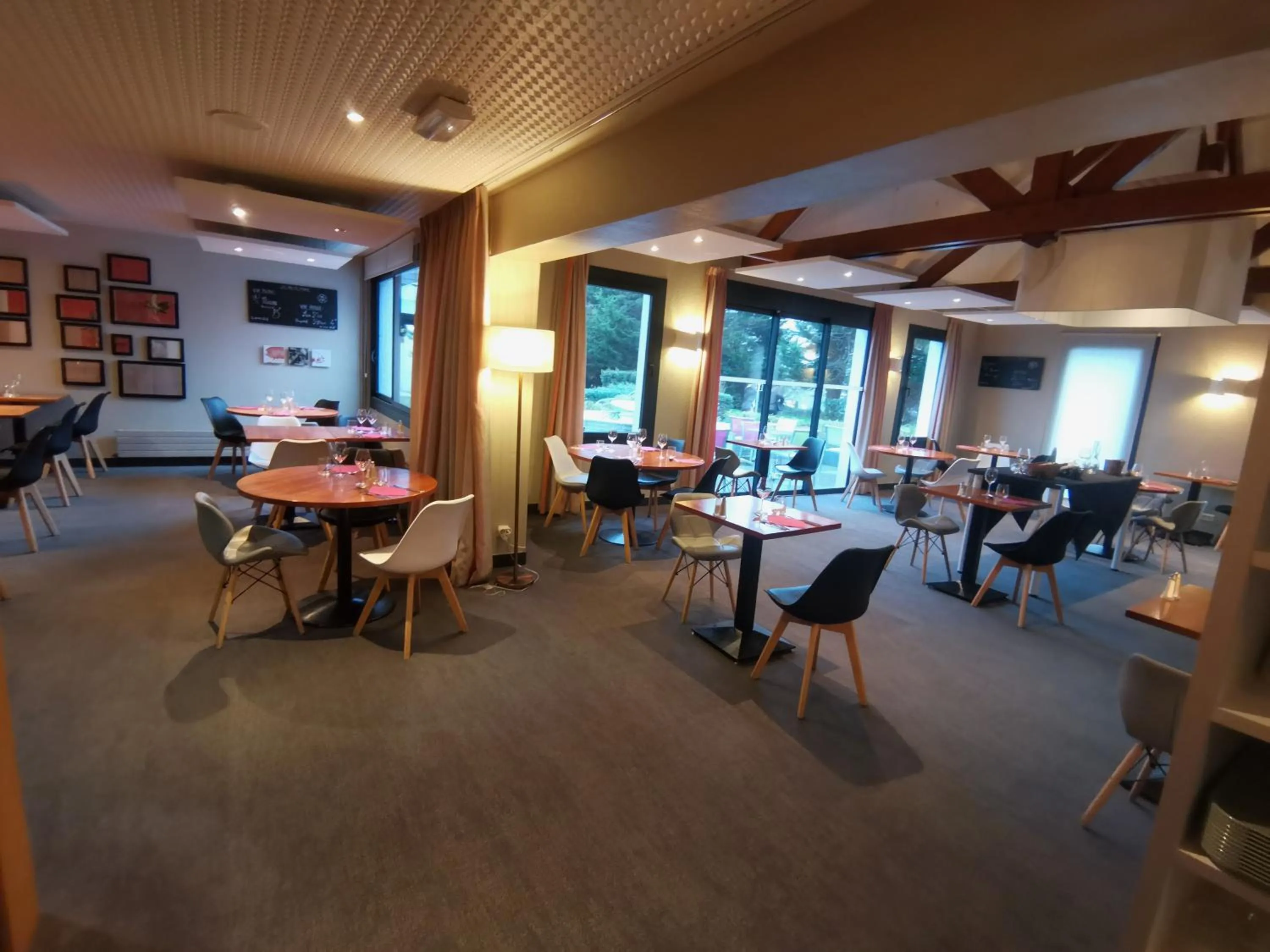 Restaurant/places to eat in Logis Hotel Restaurant Au Chêne Vert, Saint-Brieuc