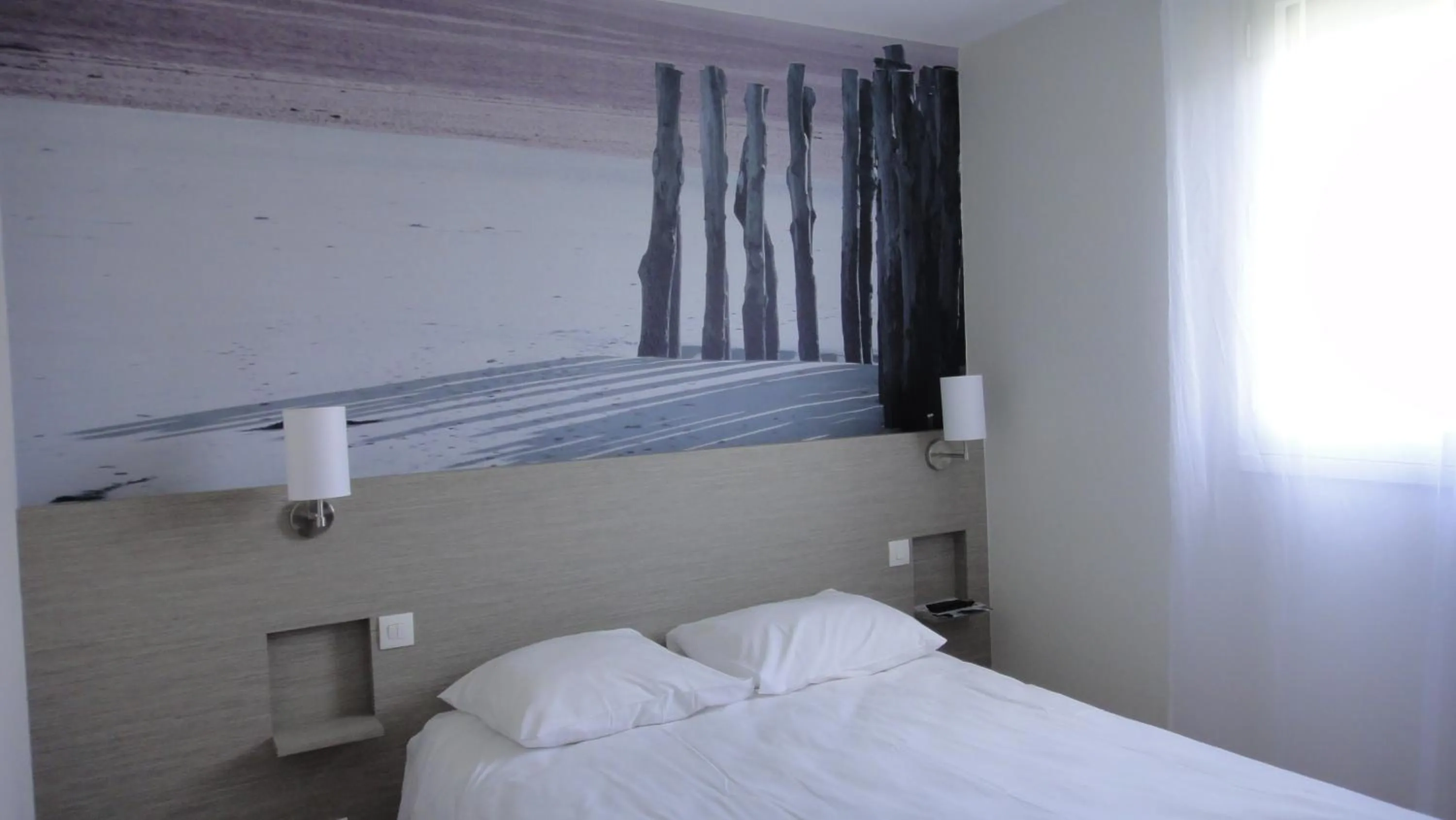 Photo of the whole room, Bed in Logis Hotel Restaurant Au Chêne Vert, Saint-Brieuc