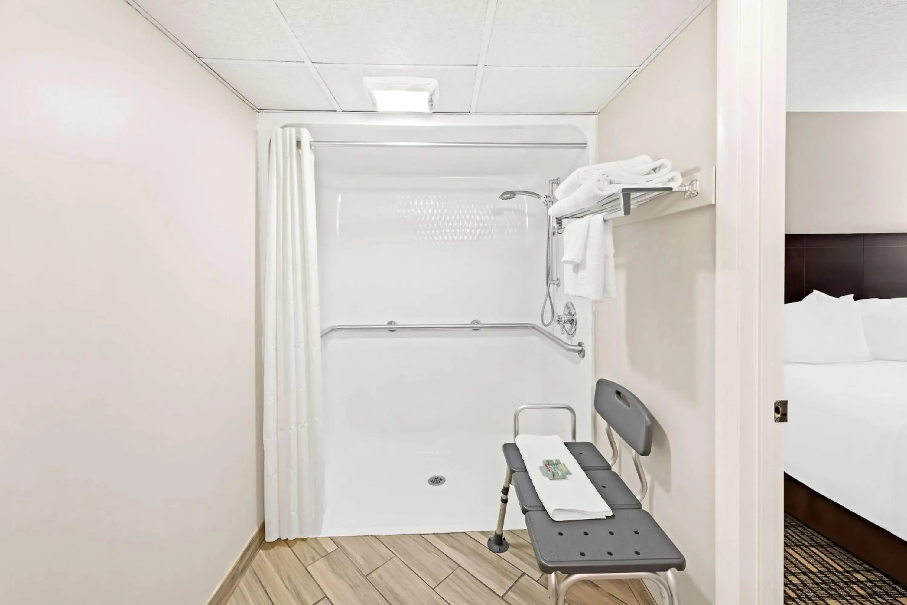 King Room with Roll-in Shower - Disability Access/Non-Smoking in Best Western State Fair Inn King Room with Roll-in Shower - Disability Access/Non-Smoking in Best Western State Fair Inn