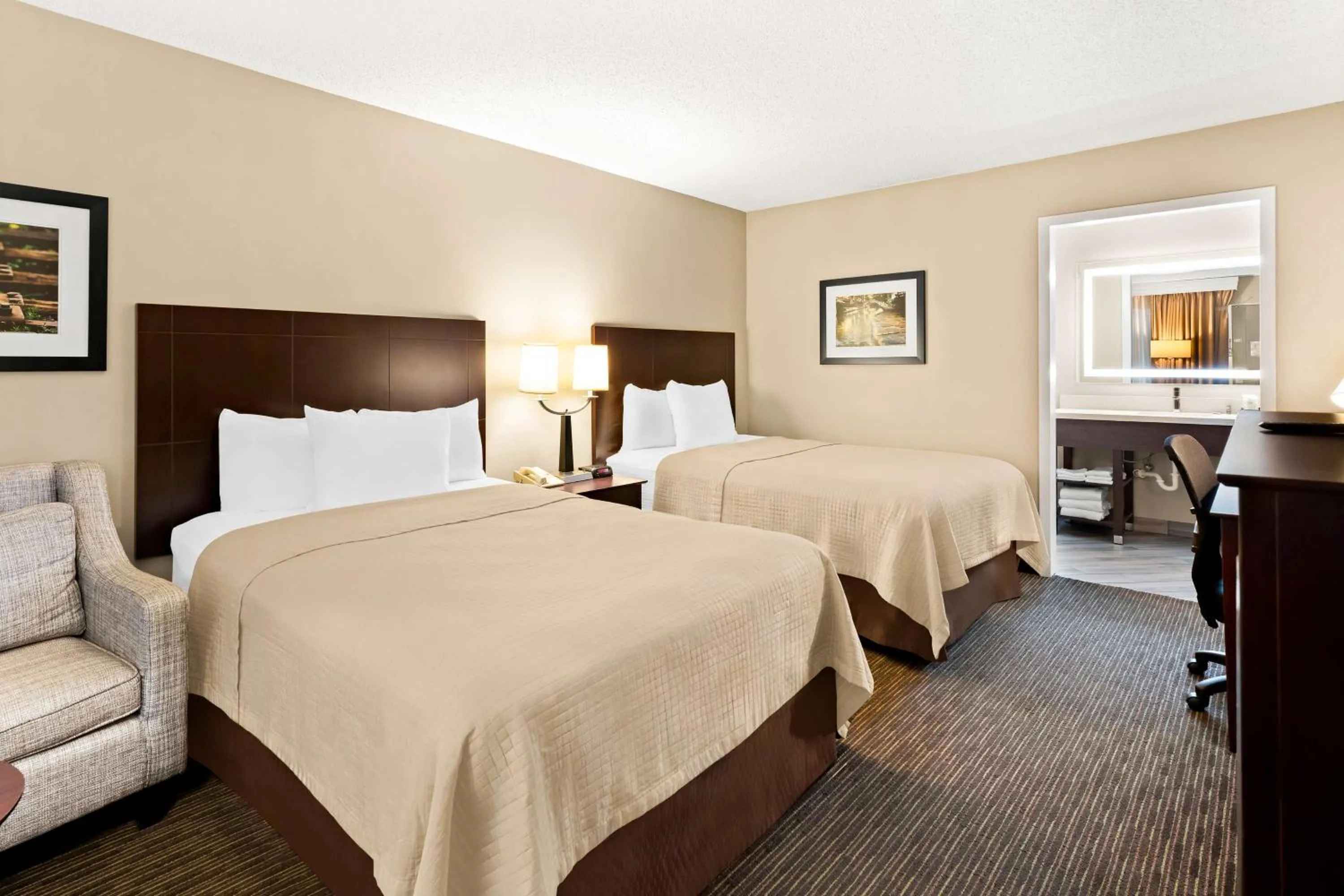 Bedroom, Bed in Best Western State Fair Inn