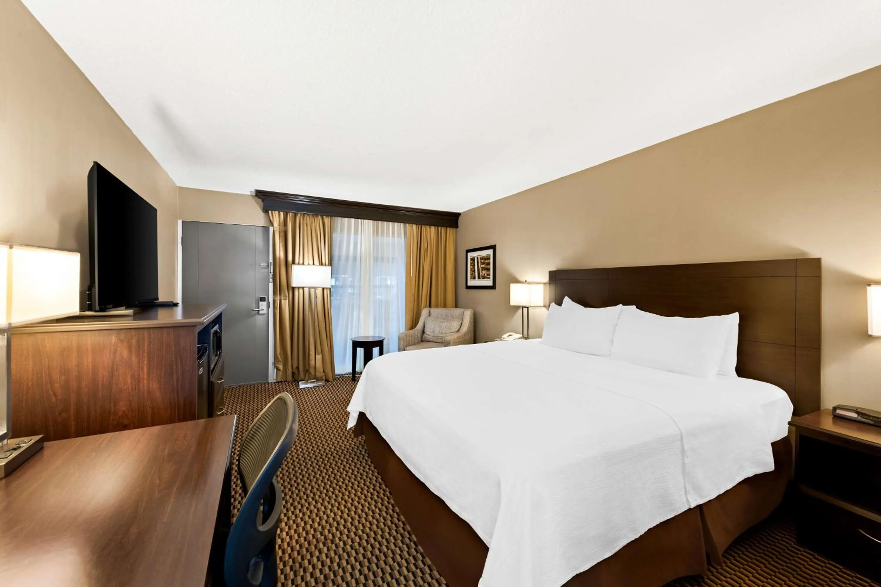 Bedroom, Bed in Best Western State Fair Inn