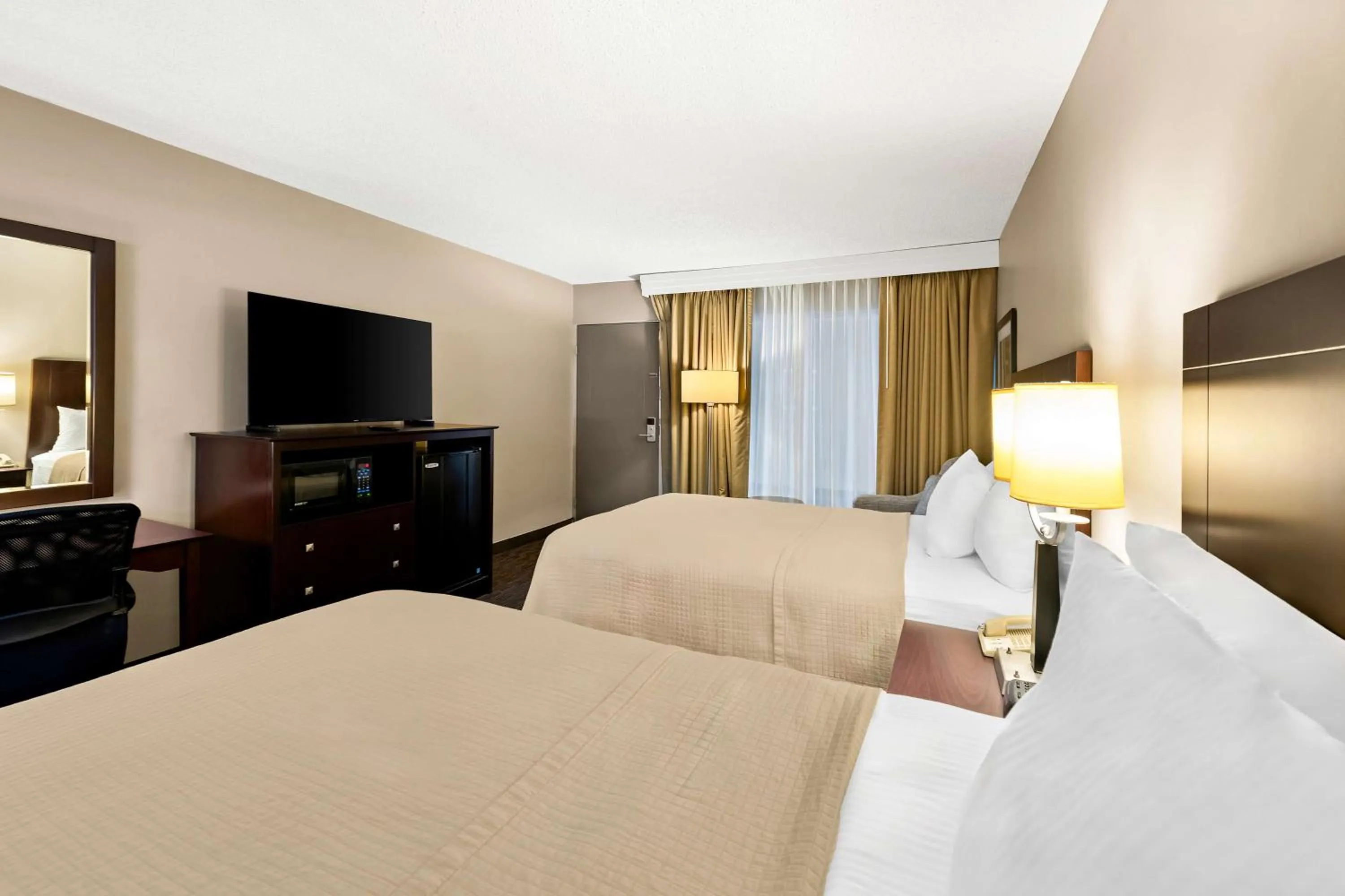 Bedroom, Bed in Best Western State Fair Inn