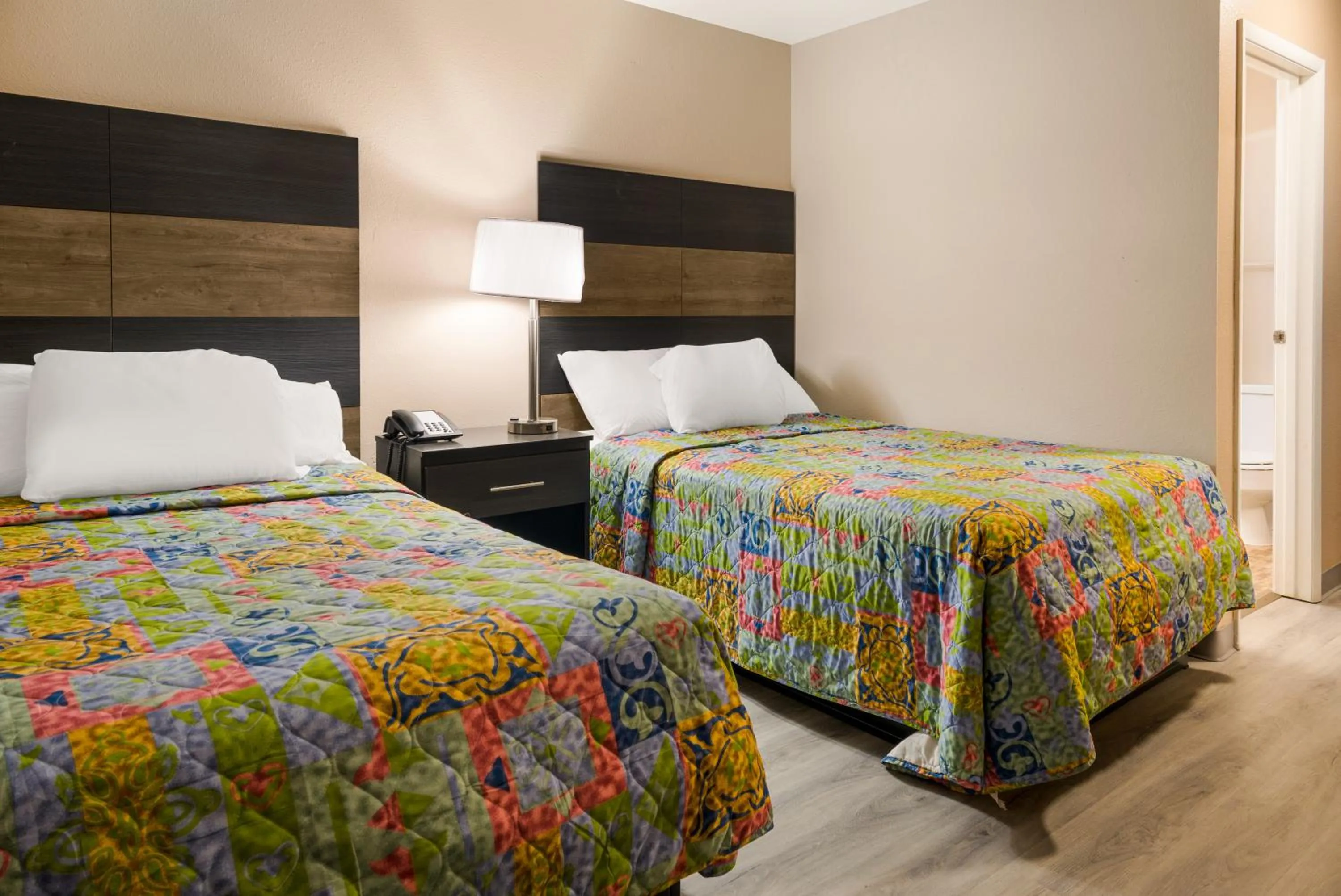 Bed in Knights Inn Grand Rapids East Airport