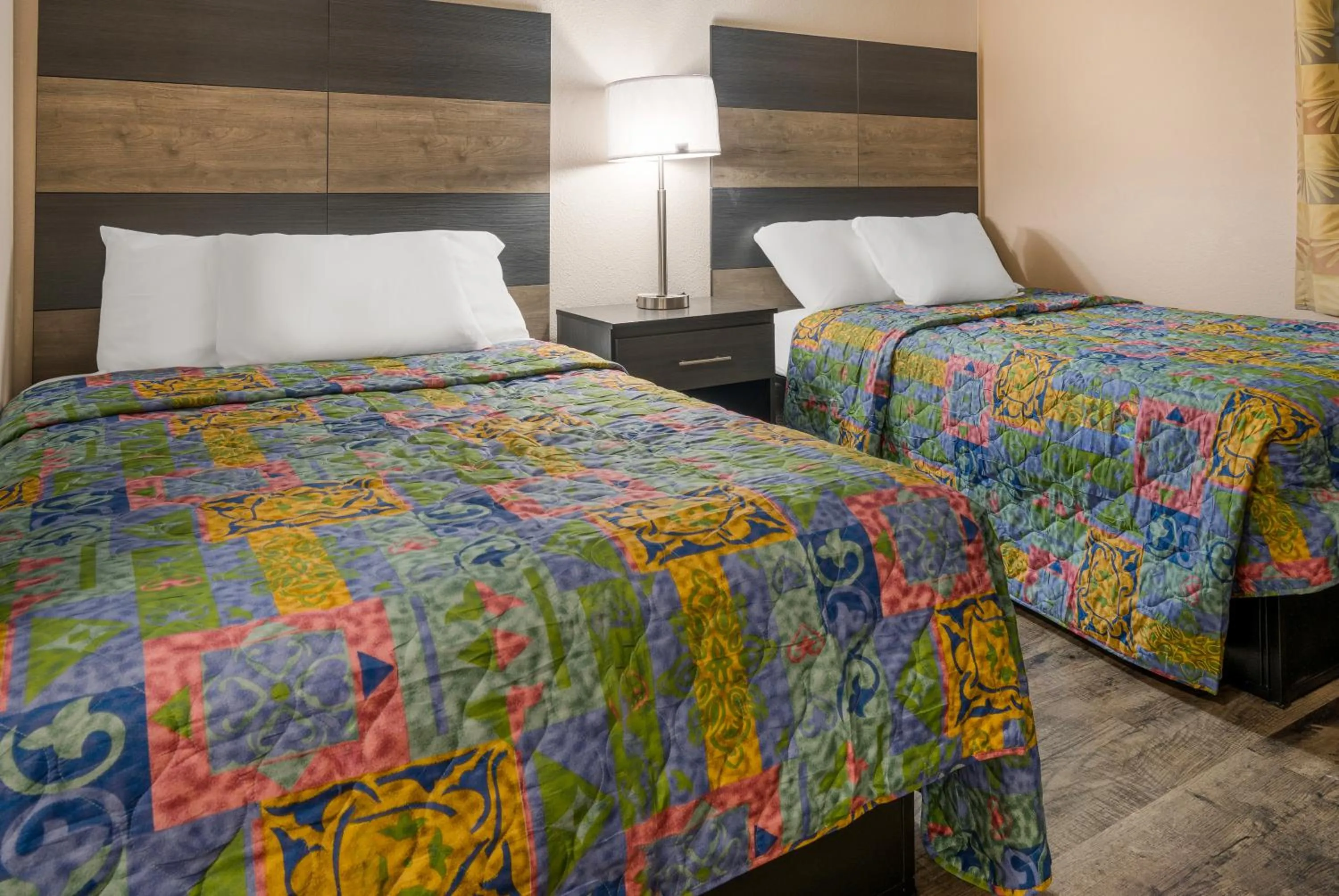 Bed in Knights Inn Grand Rapids East Airport