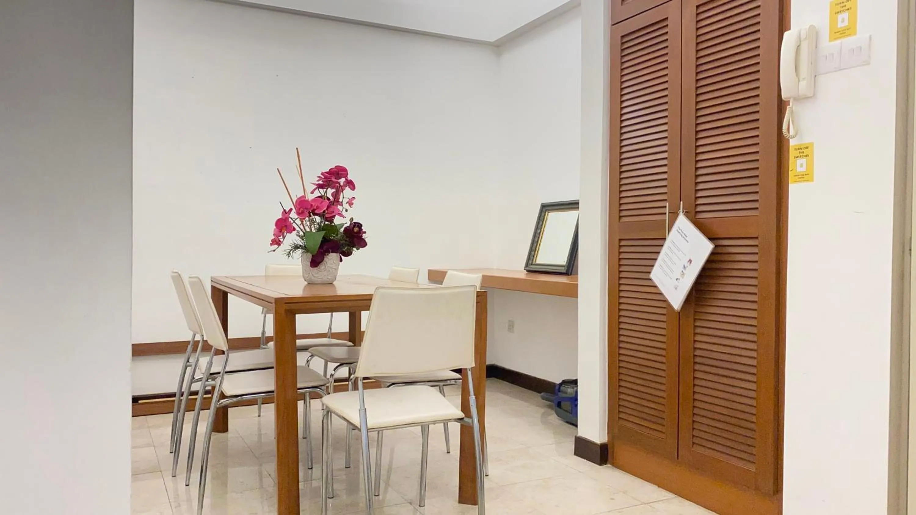Dining area in Peninsula Residence All Suite Hotel