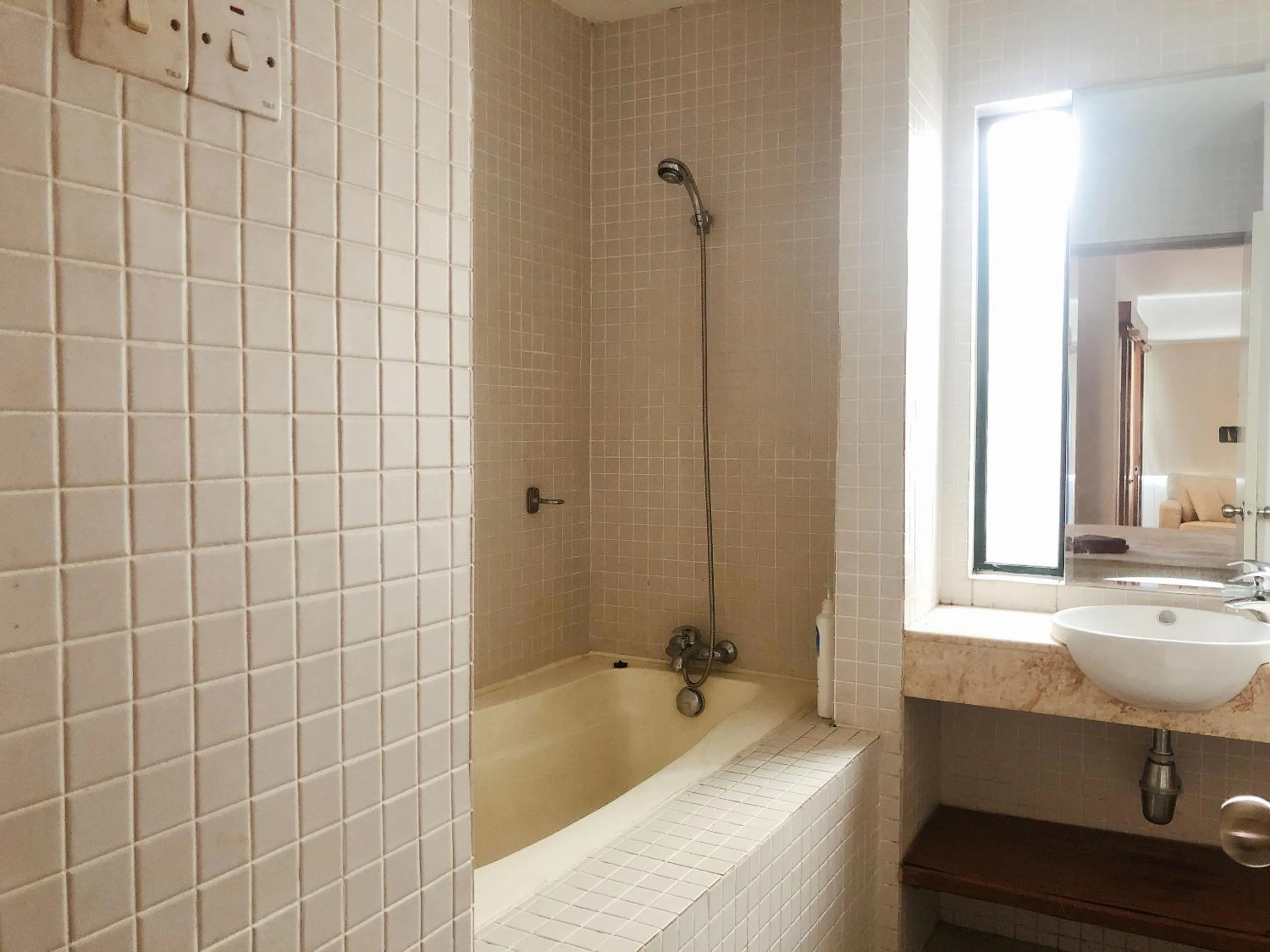 Shower in Peninsula Residence All Suite Hotel