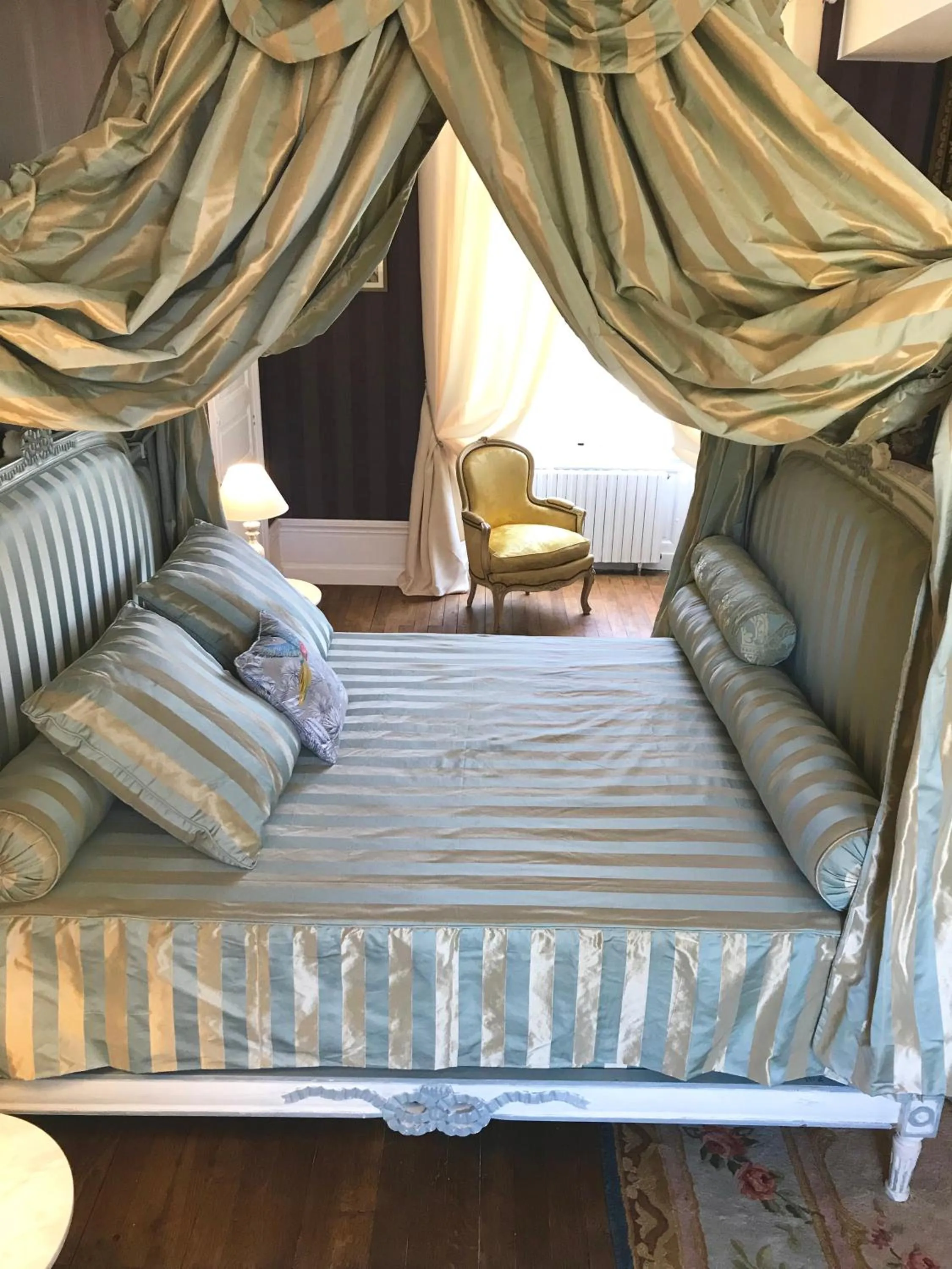 Bed in Château de Cadouzan