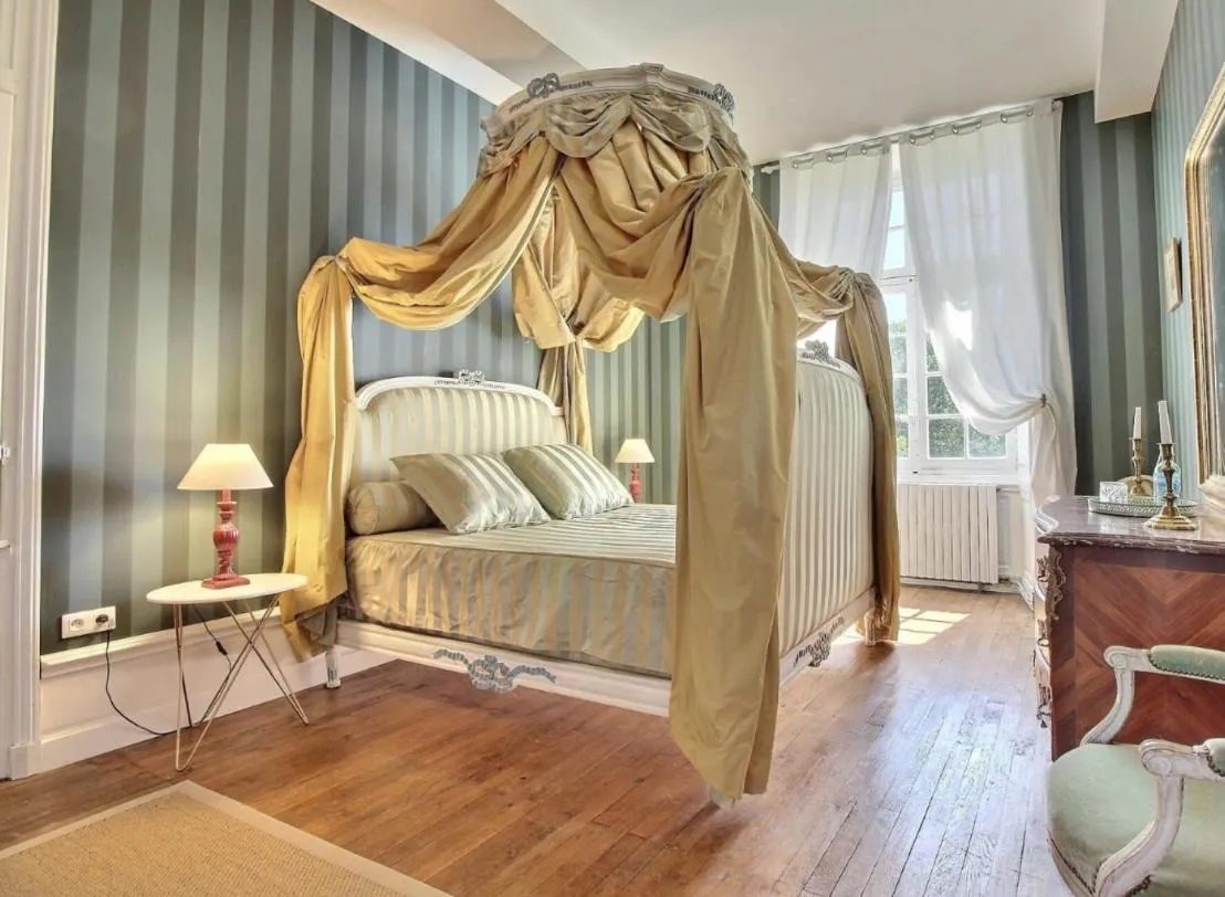 Bed in Château de Cadouzan