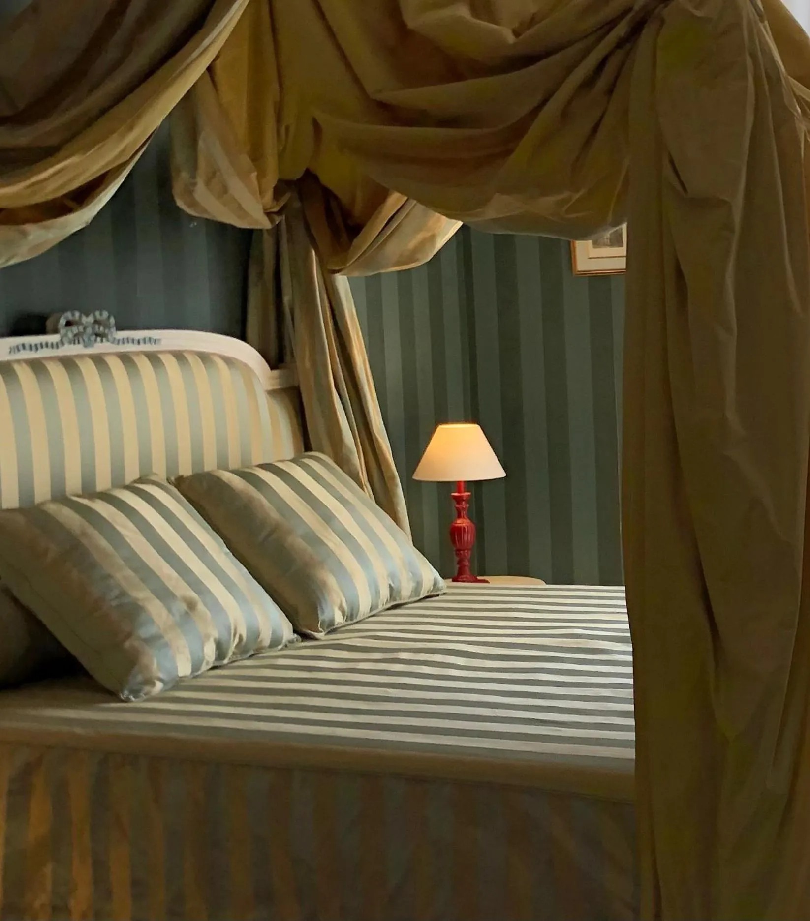 Bed in Château de Cadouzan