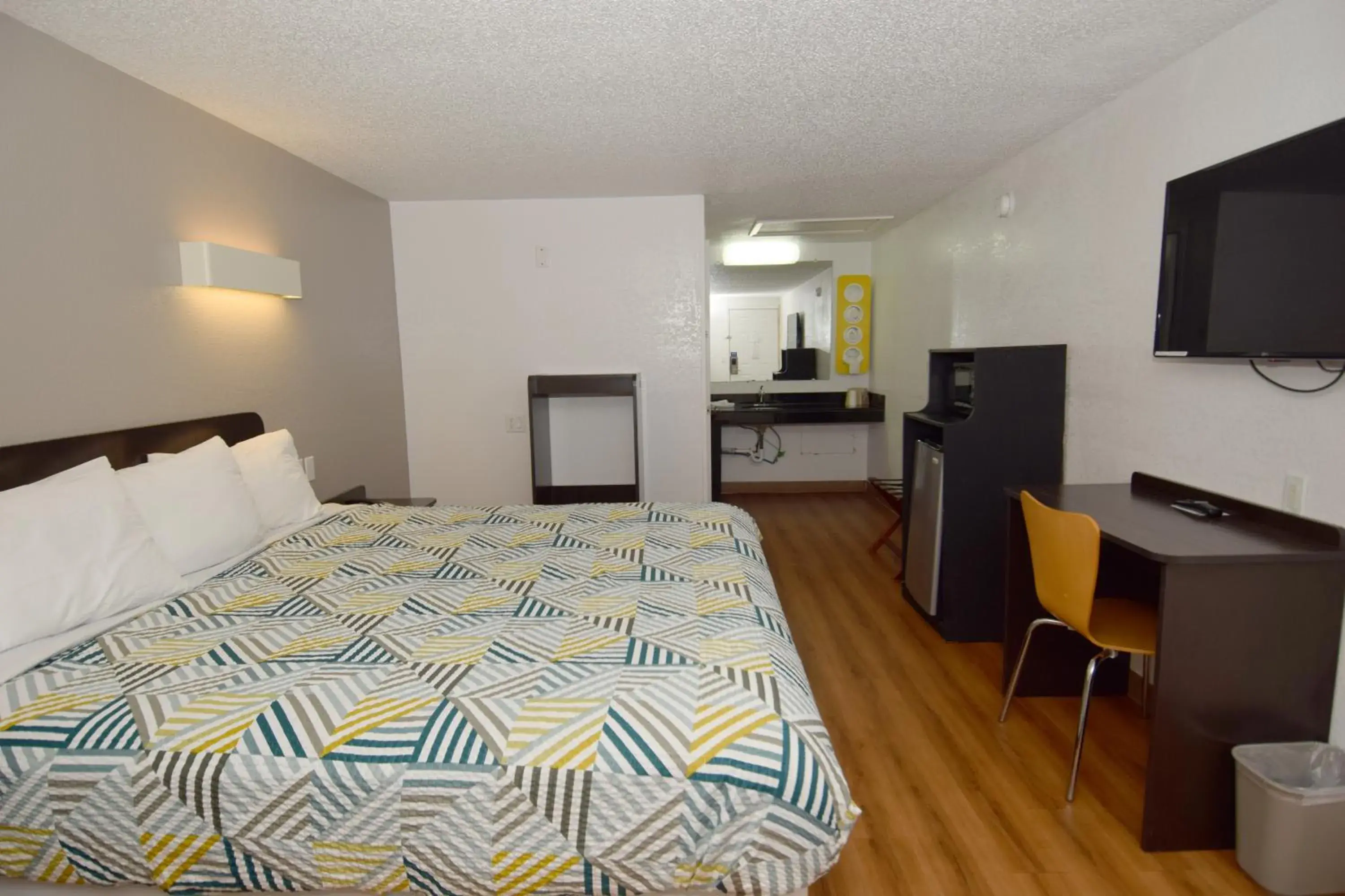 King Room with Roll-in Shower - Disability Access - Non-Smoking in Motel 6-Hamburg, NY King Room with Roll-in Shower - Disability Access - Non-Smoking in Motel 6-Hamburg, NY