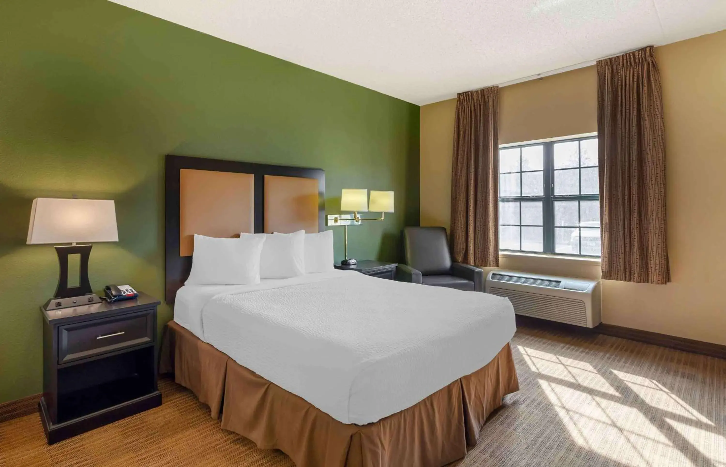 Queen studio with 1 Queen Bed - Disability Access/Non-Smoking in Extended Stay America Suites - Chicago - Elmhurst - O'Hare Queen studio with 1 Queen Bed - Disability Access/Non-Smoking in Extended Stay America Suites - Chicago - Elmhurst - O'Hare