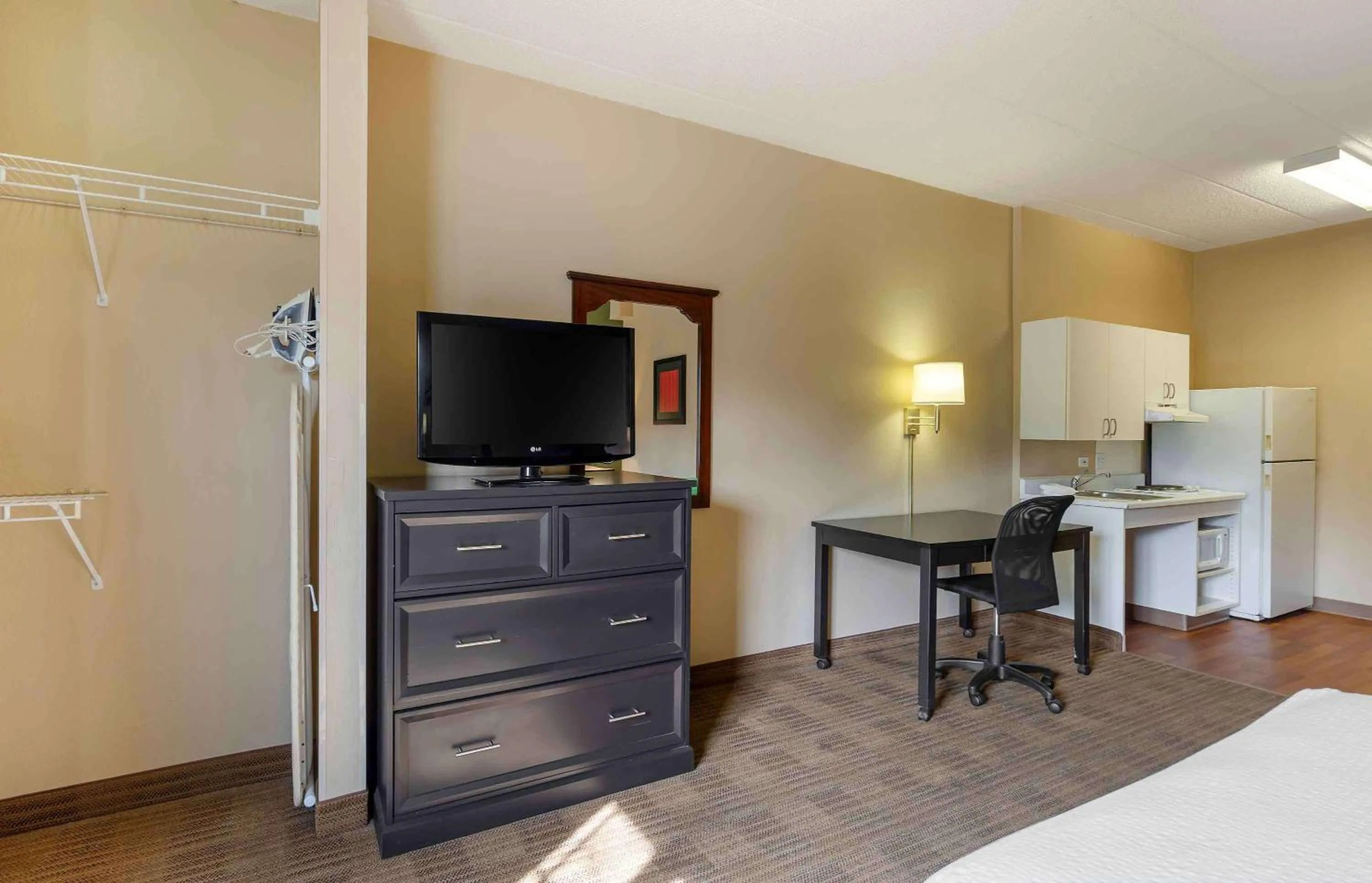 Bedroom in Extended Stay America Suites - Chicago - Elmhurst - O'Hare