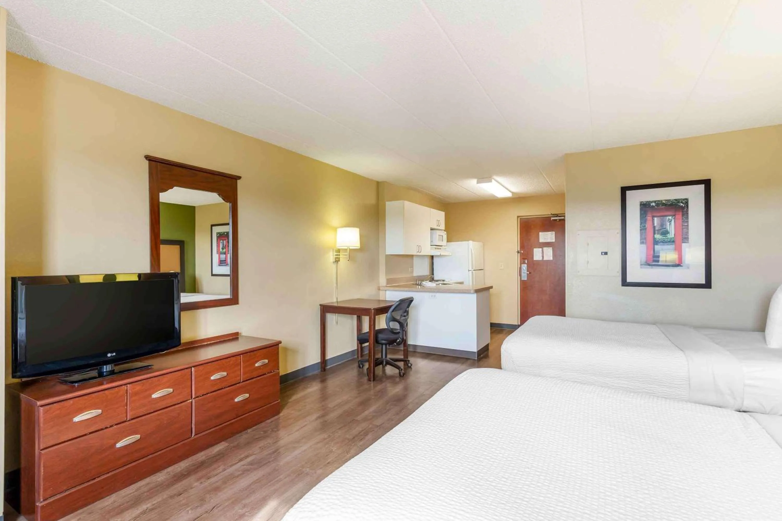 Bedroom, Bed in Extended Stay America Suites - Chicago - Elmhurst - O'Hare