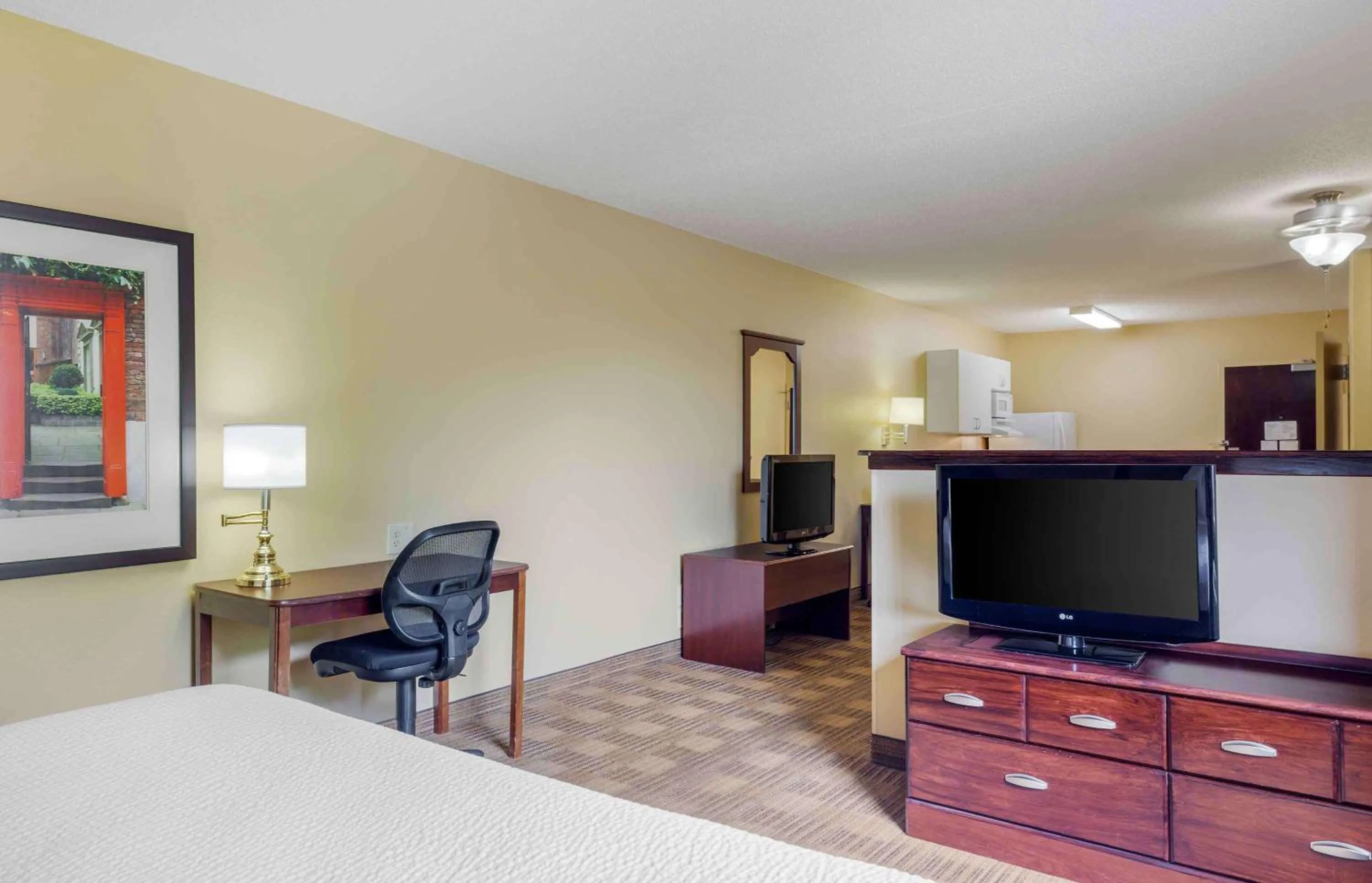 Bedroom, Bed in Extended Stay America Suites - Chicago - Elmhurst - O'Hare