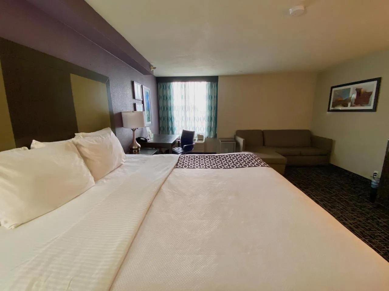 Living room, Bed in La Quinta by Wyndham Colorado Springs North