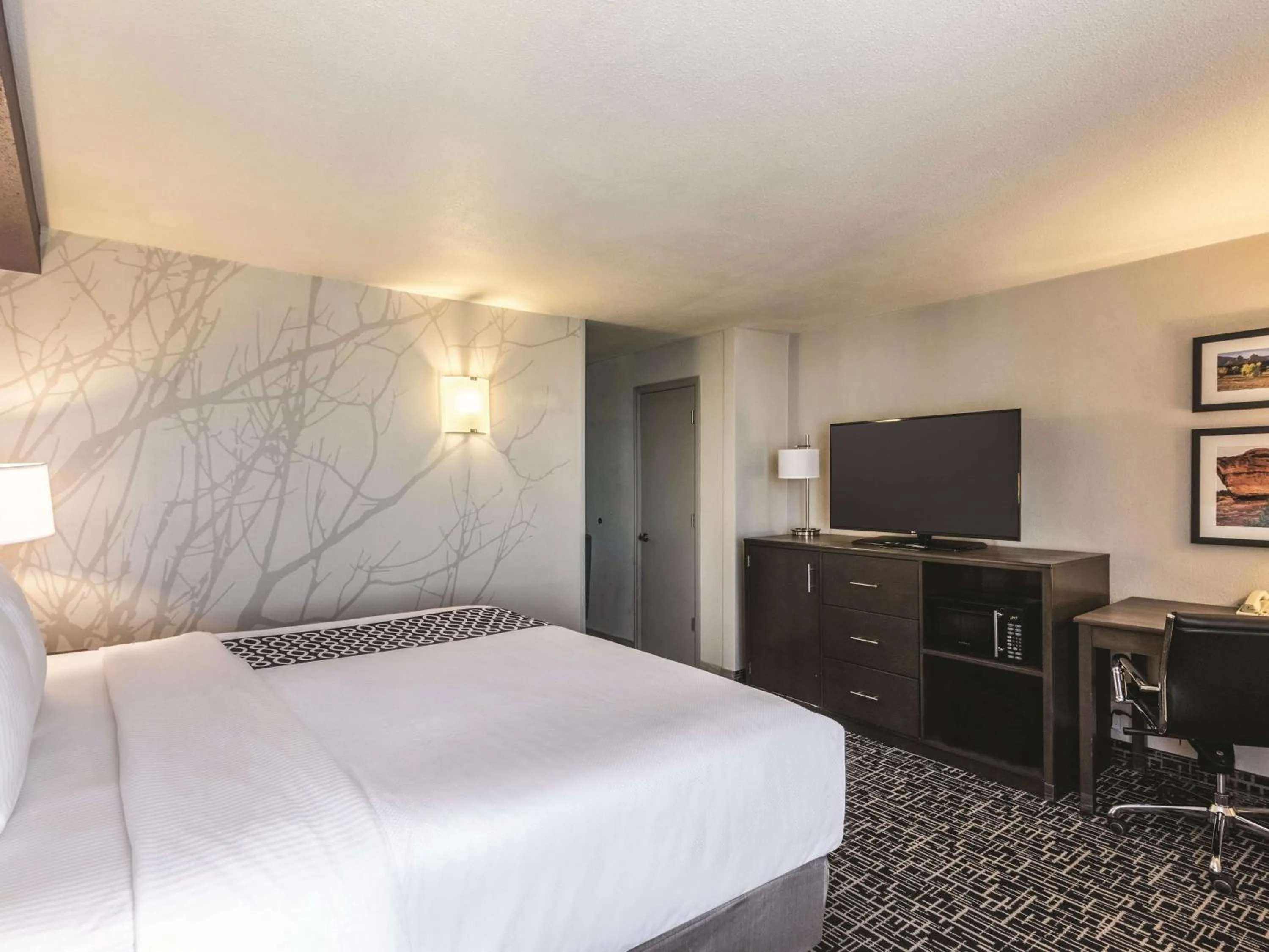 Photo of the whole room, Bed in La Quinta by Wyndham Colorado Springs North