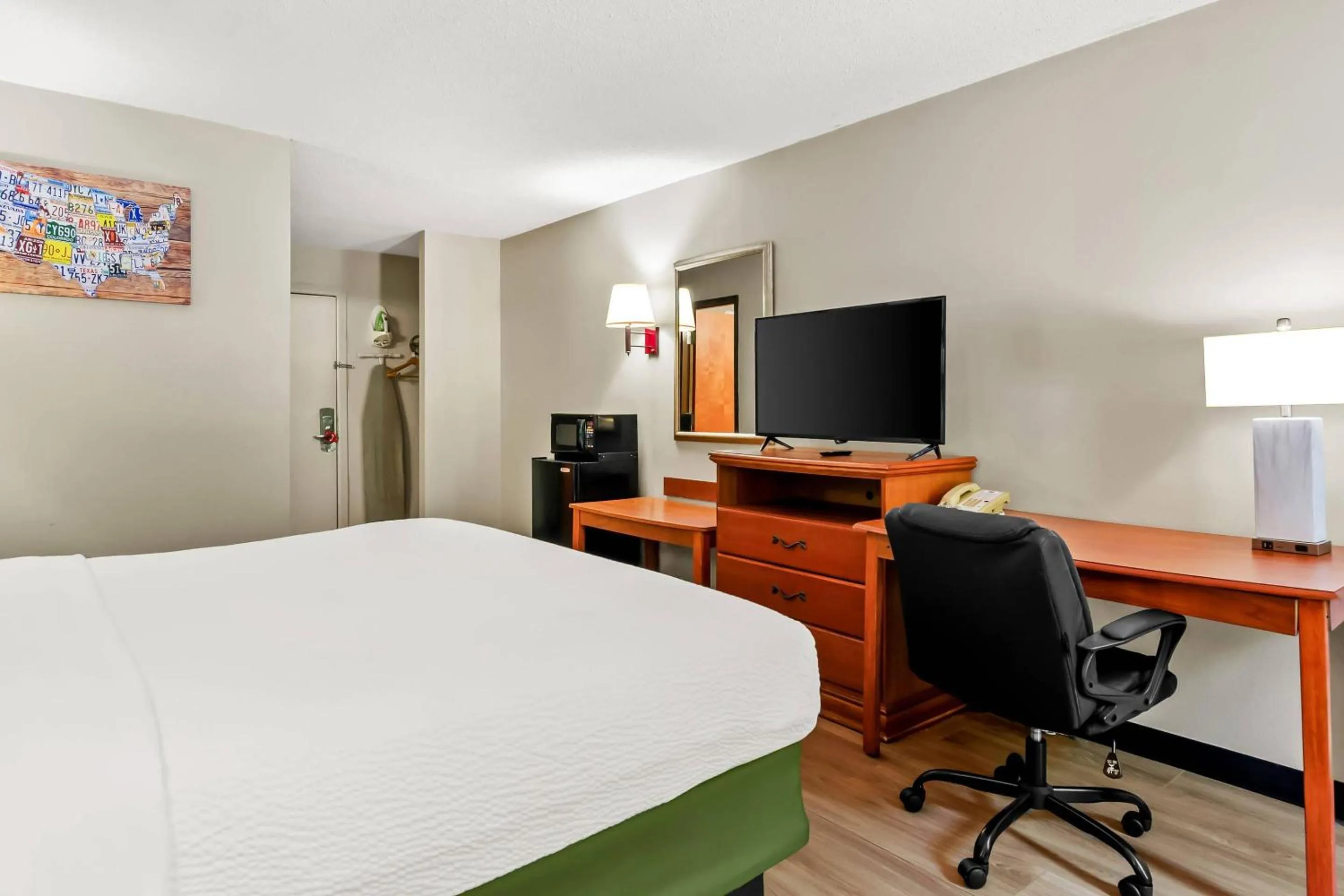 Bedroom, Bed in Econo Lodge Mt Hope - Beckley North