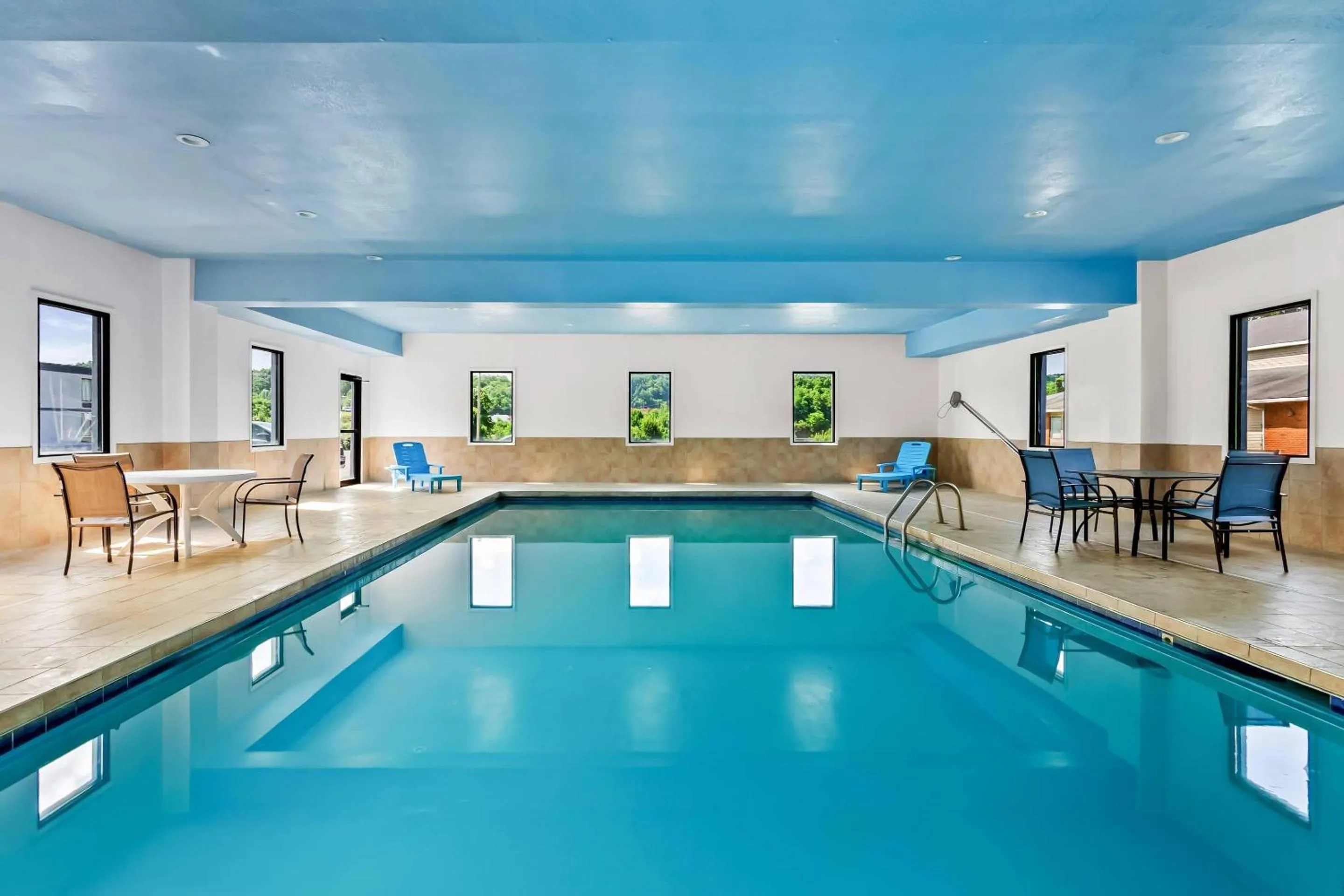 Swimming pool in Econo Lodge Mt Hope - Beckley North