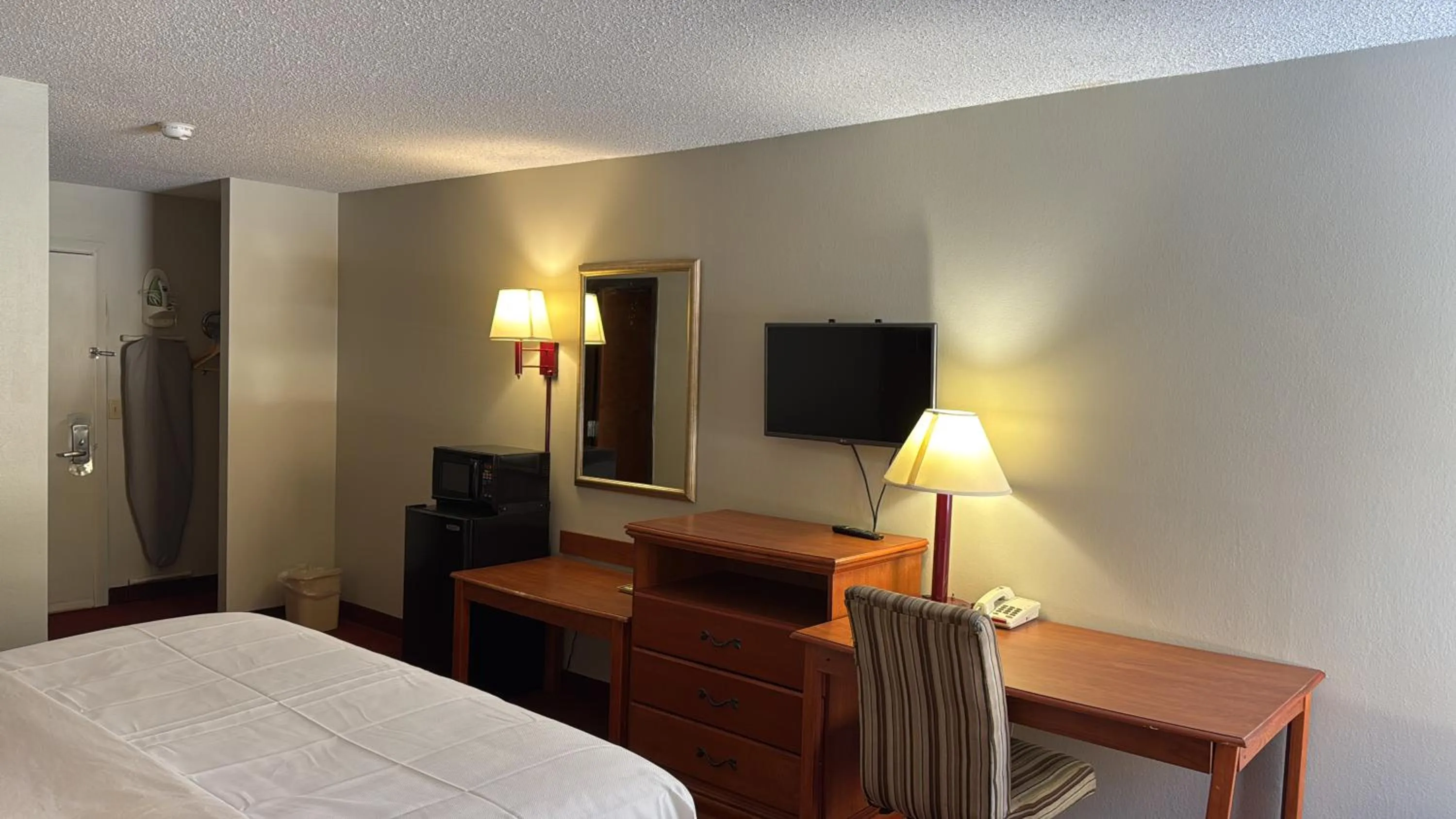 Bed in Econo Lodge Mt Hope - Beckley North