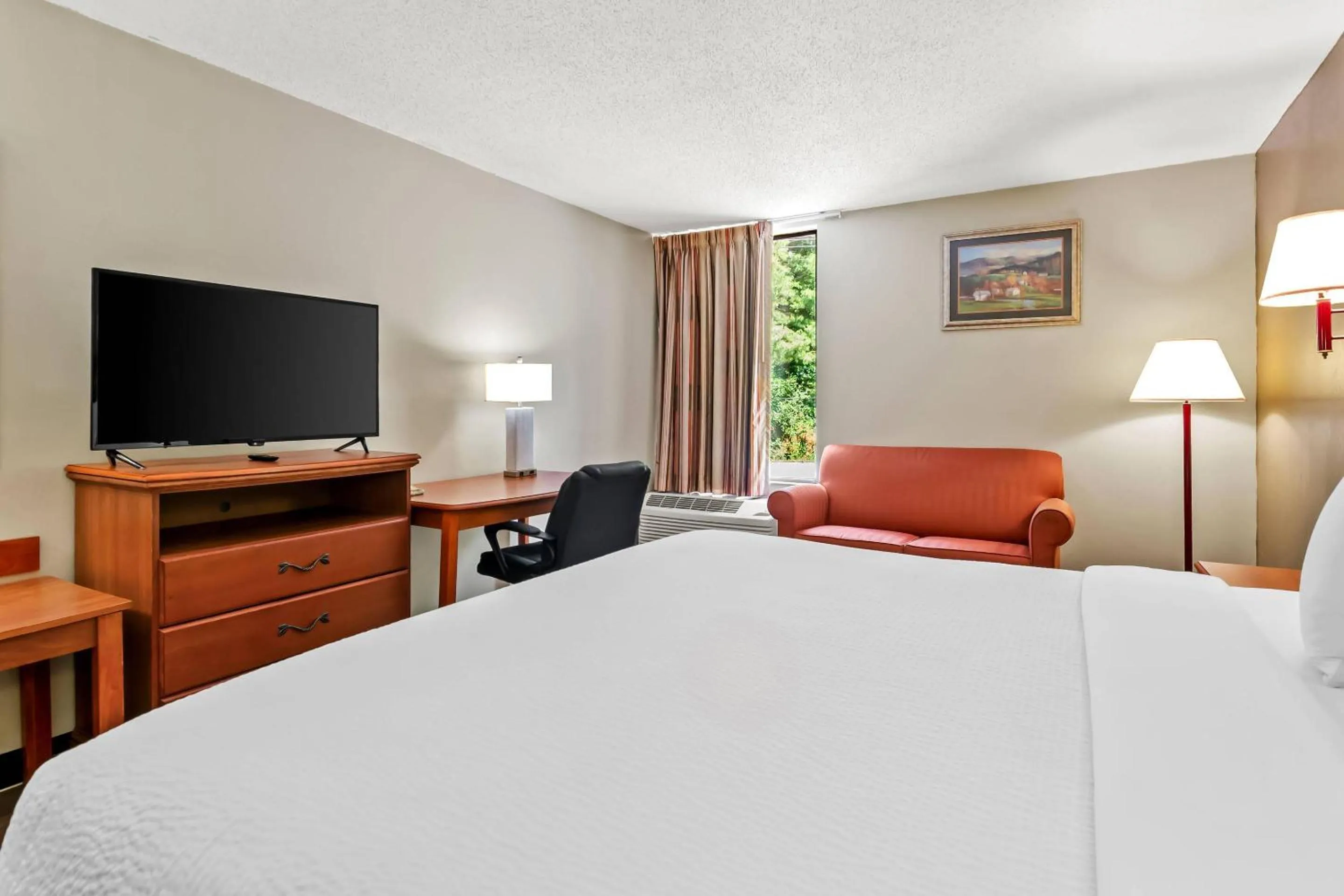 Bedroom, Bed in Econo Lodge Mt Hope - Beckley North