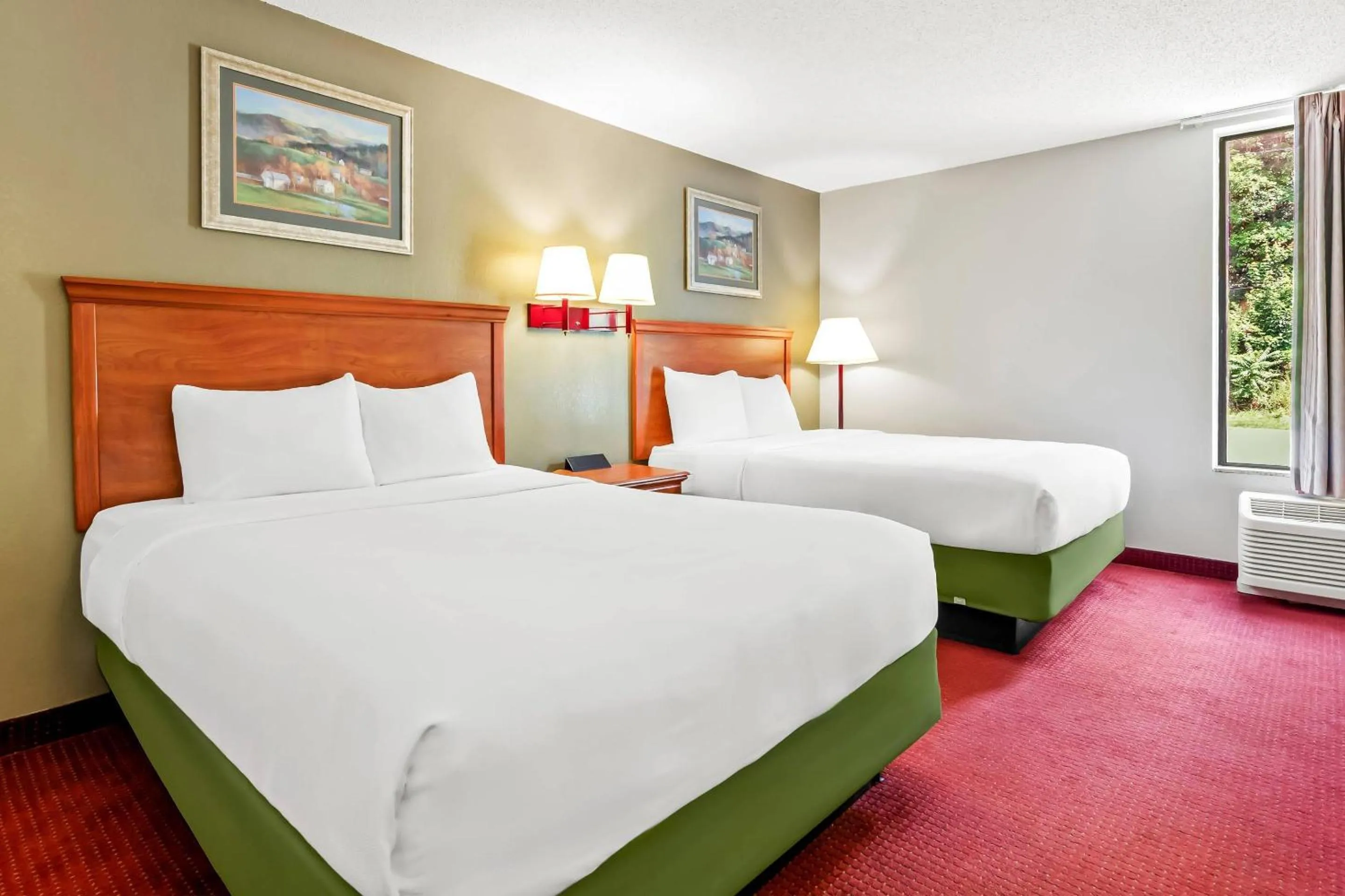 Bedroom, Bed in Econo Lodge Mt Hope - Beckley North