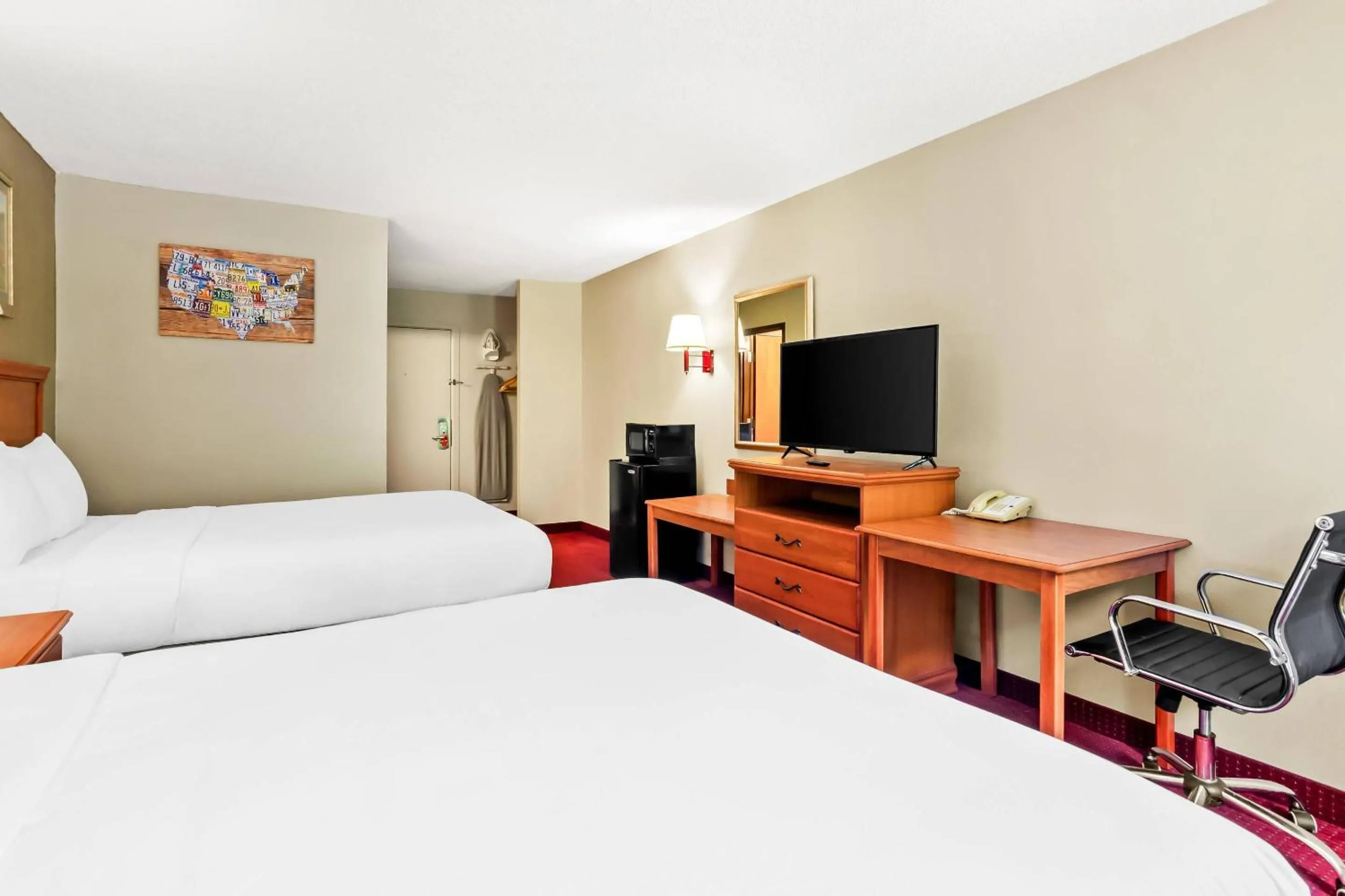 Bedroom, Bed in Econo Lodge Mt Hope - Beckley North