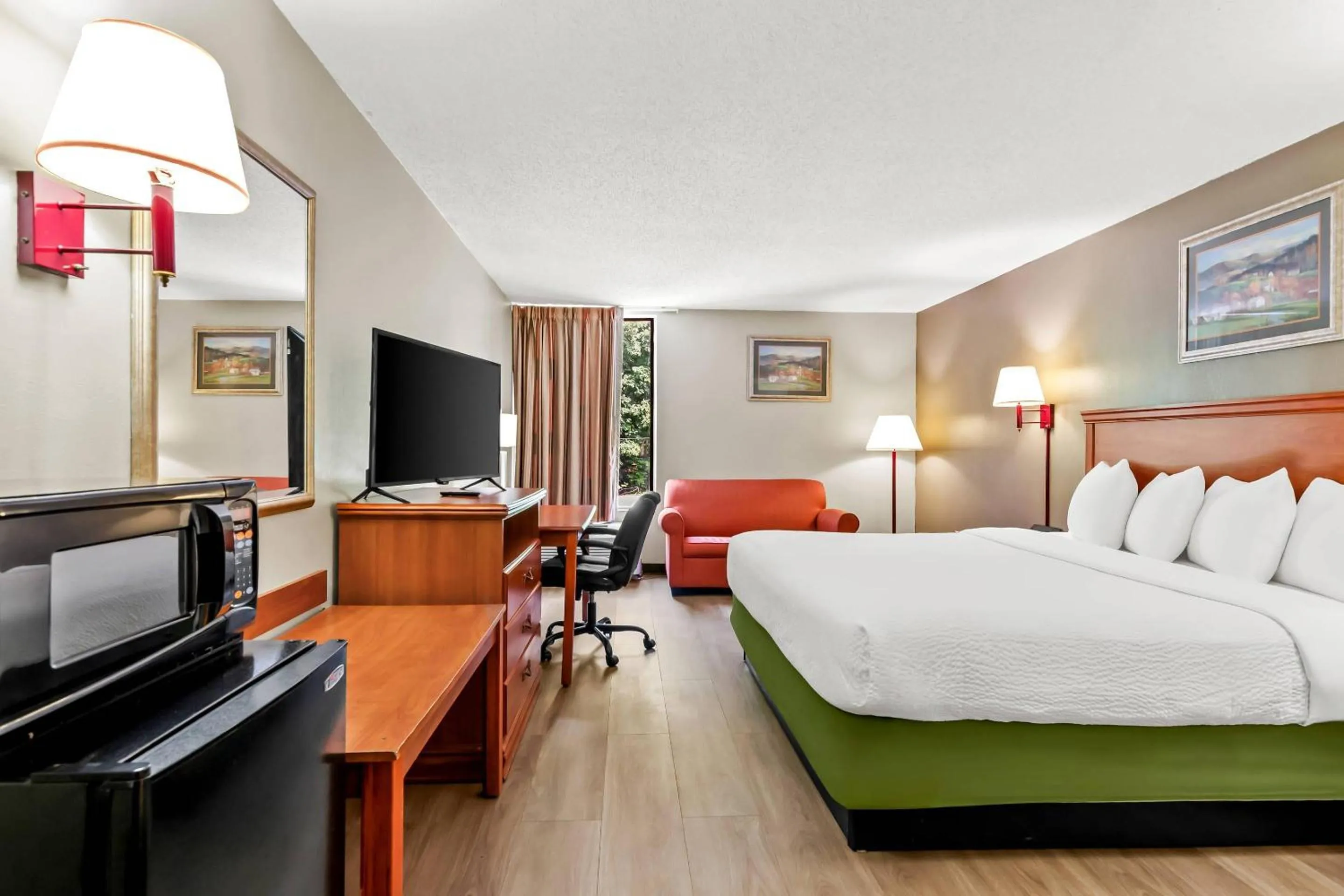 Bedroom, Bed in Econo Lodge Mt Hope - Beckley North