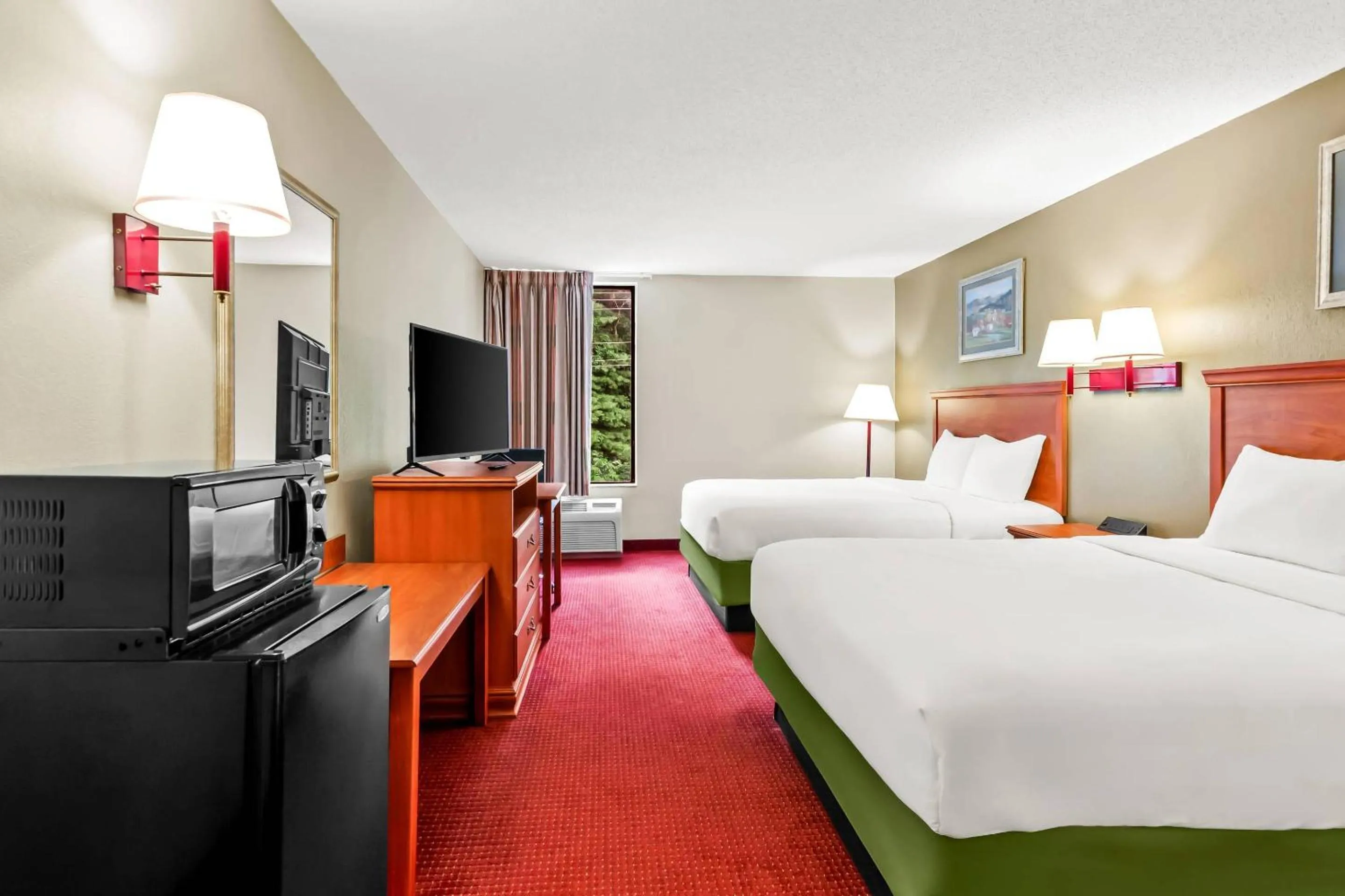 Bedroom, Bed in Econo Lodge Mt Hope - Beckley North