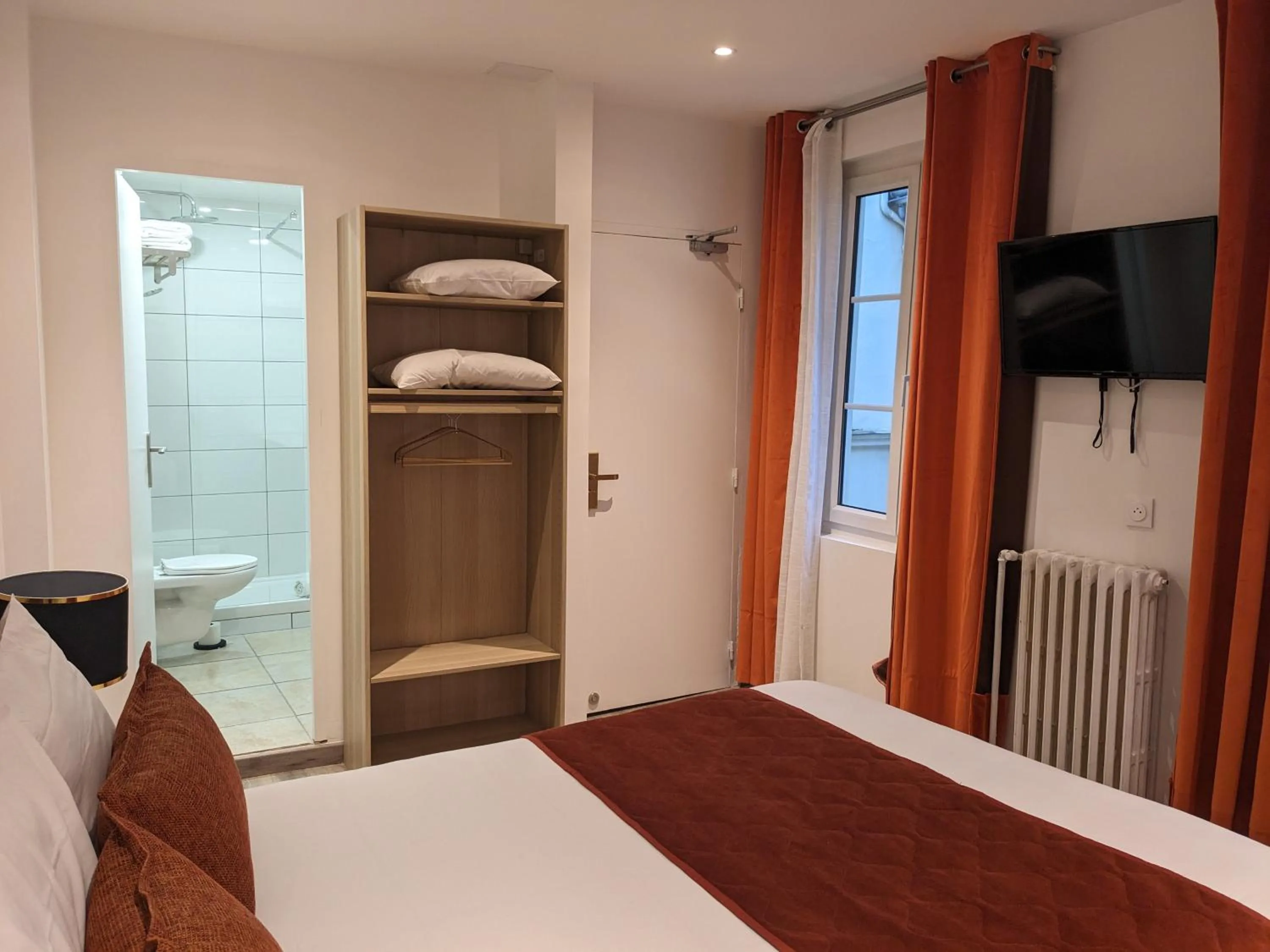 Toilet, Bed in Hotel Morand