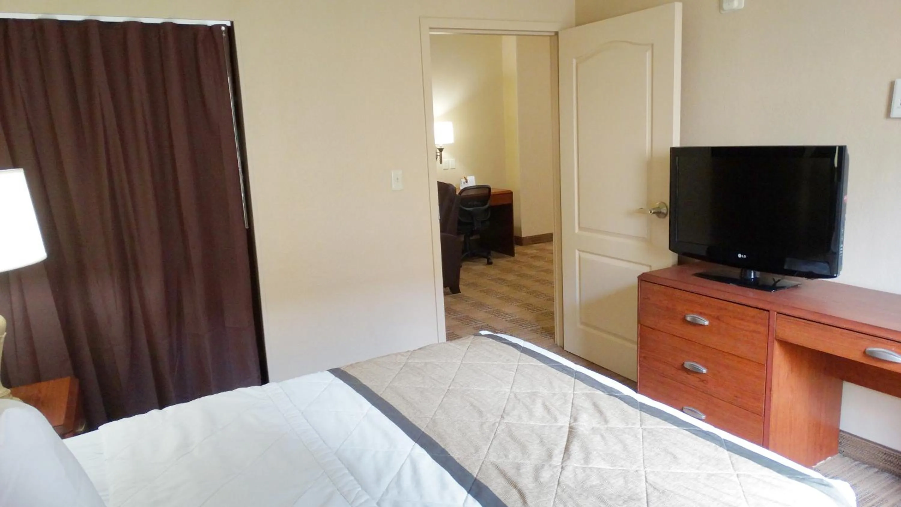 Bed in Extended Stay America Suites - Dallas - Frankford Road