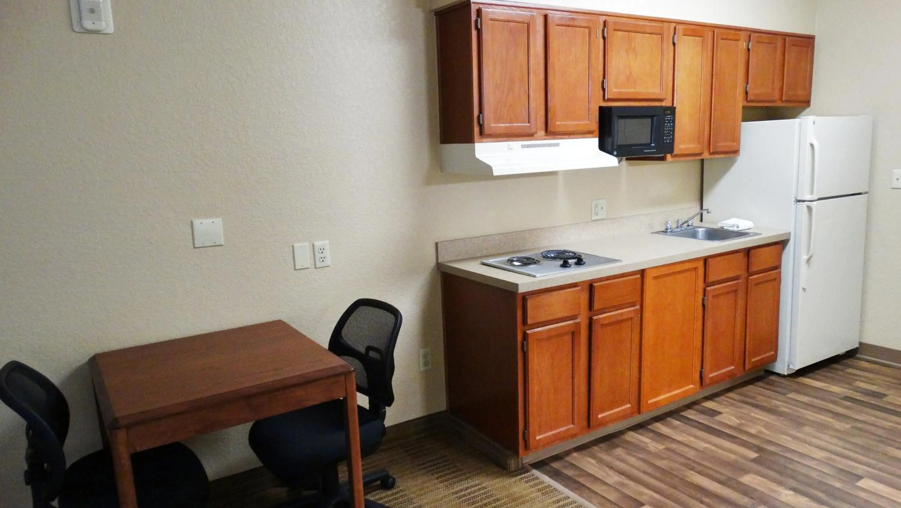 Kitchen or kitchenette in Extended Stay America Suites - Dallas - Frankford Road
