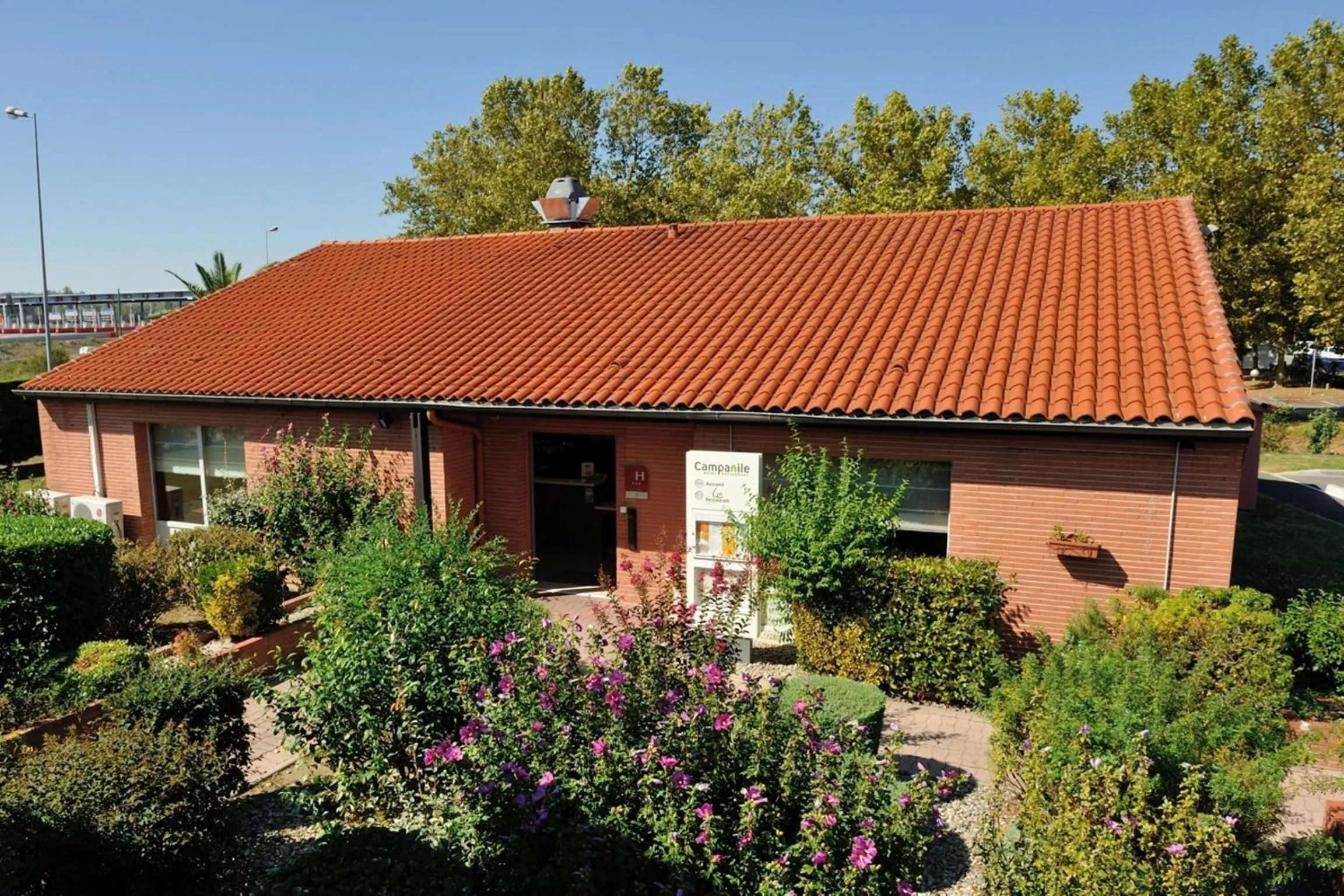 Facade/entrance in Campanile Toulouse Sud-Labège innopole