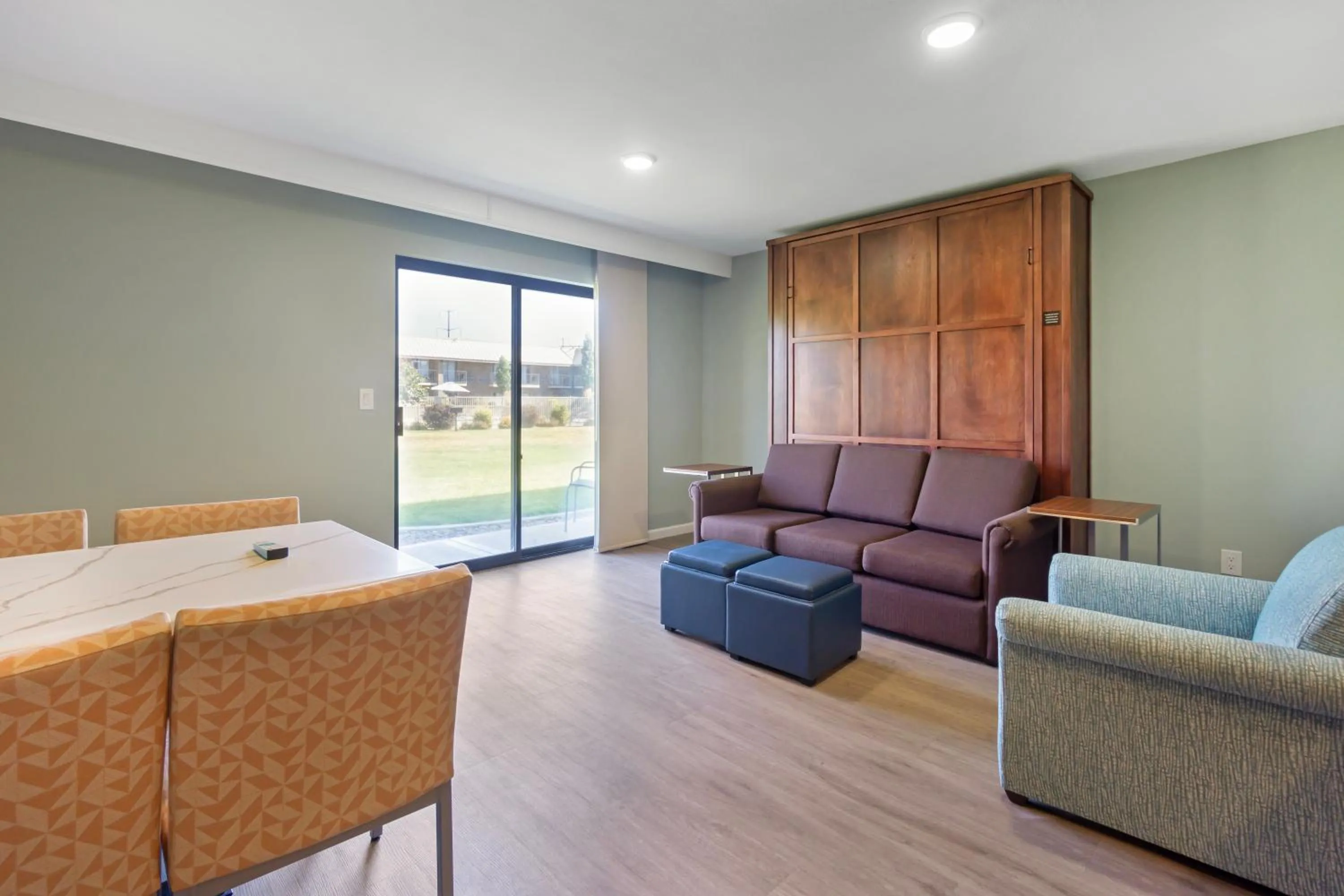 Living room in Best Western Plus Ahtanum Inn