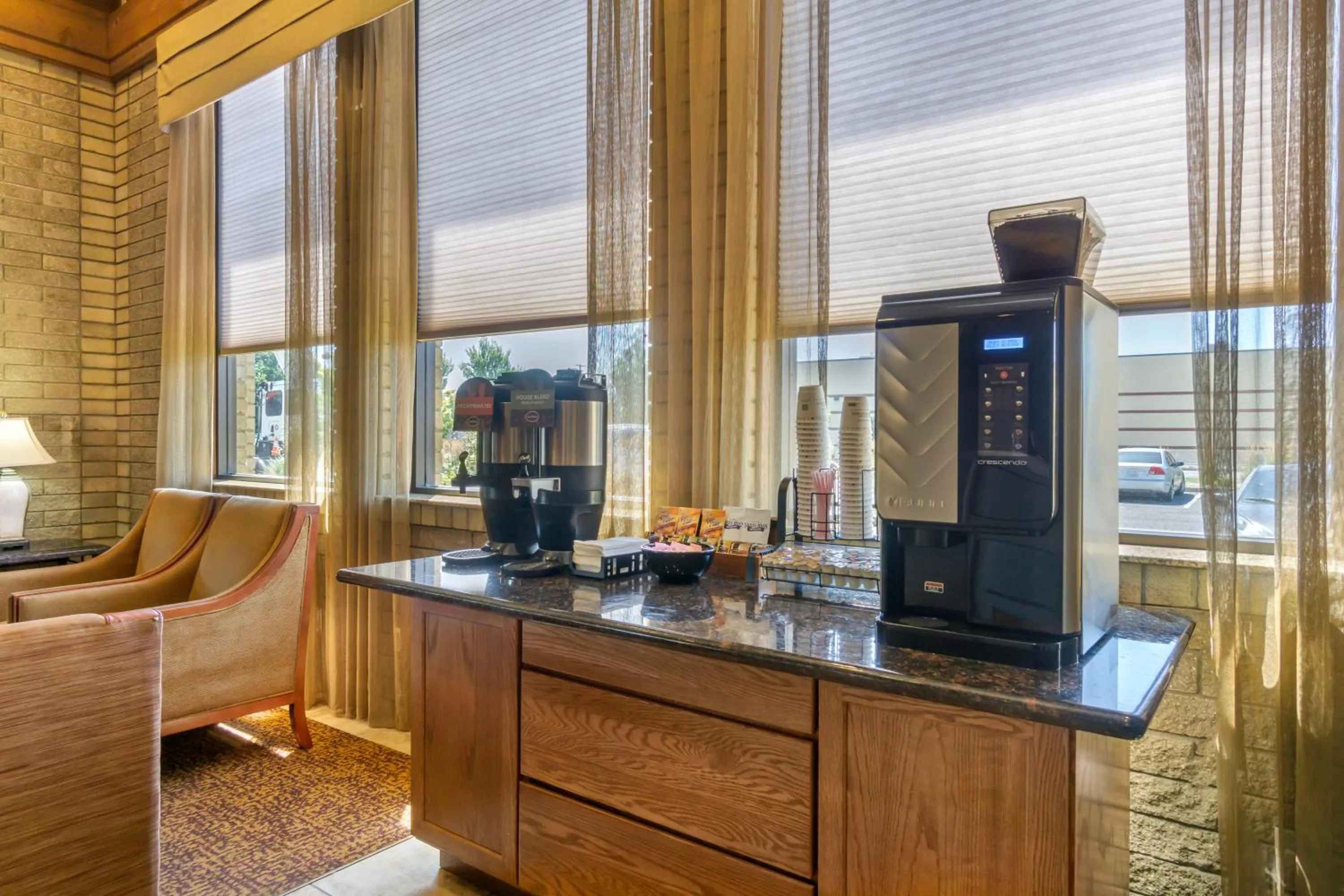 Coffee/tea facilities in Best Western Plus Ahtanum Inn