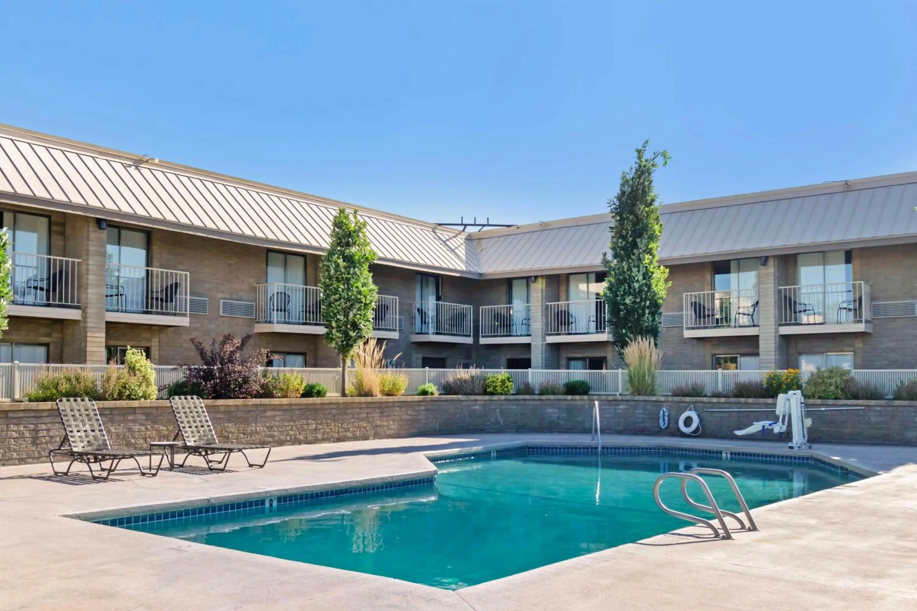 Pool view in Best Western Plus Ahtanum Inn