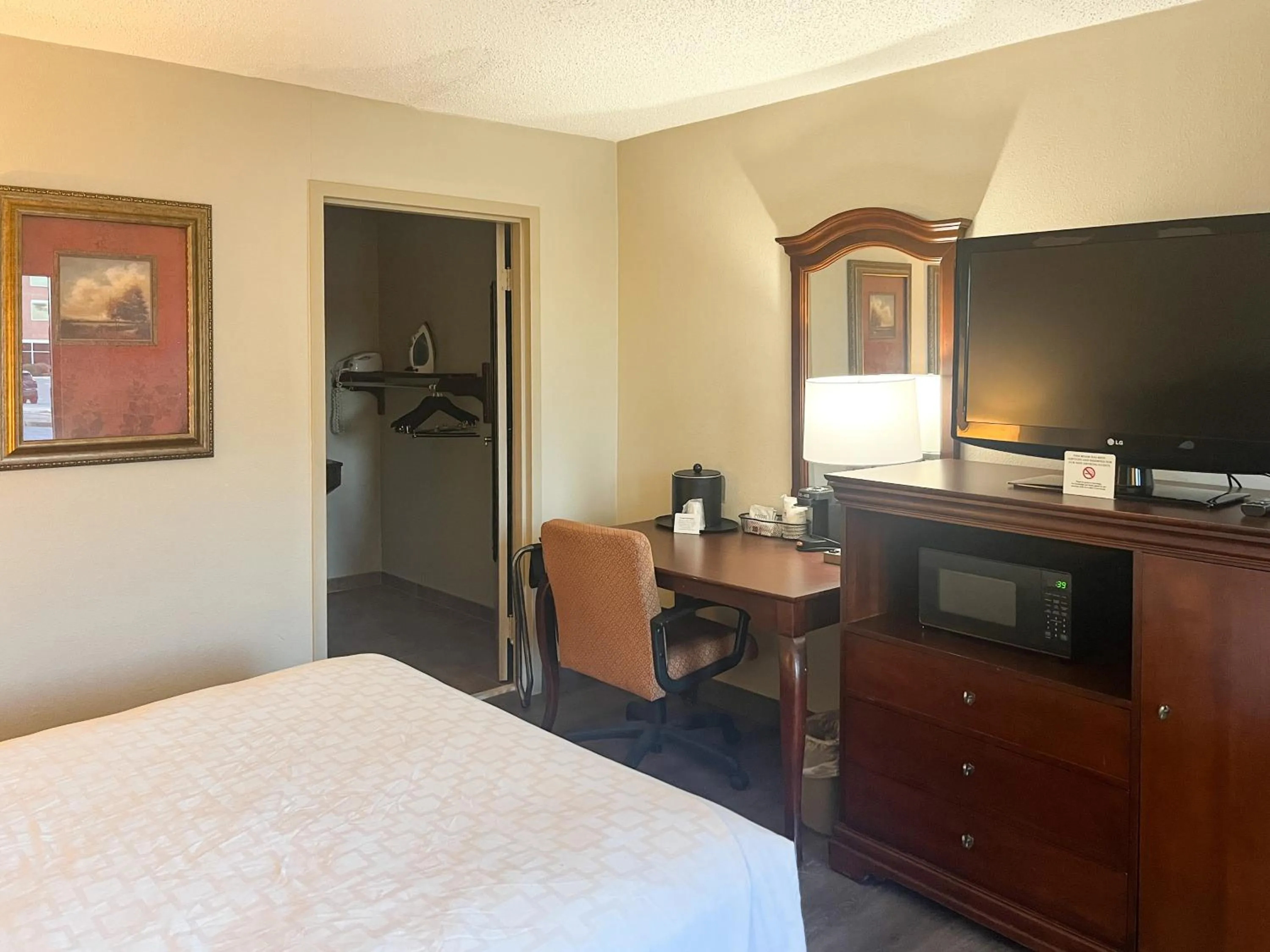 Photo of the whole room, Bed in Motel 6 Stafford VA Quantico