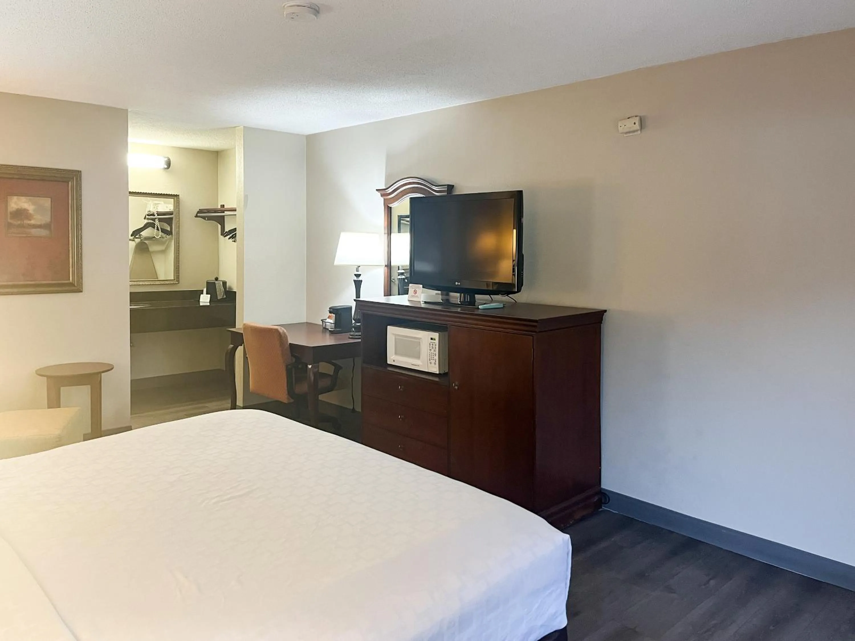 Photo of the whole room, Bed in Motel 6 Stafford VA Quantico