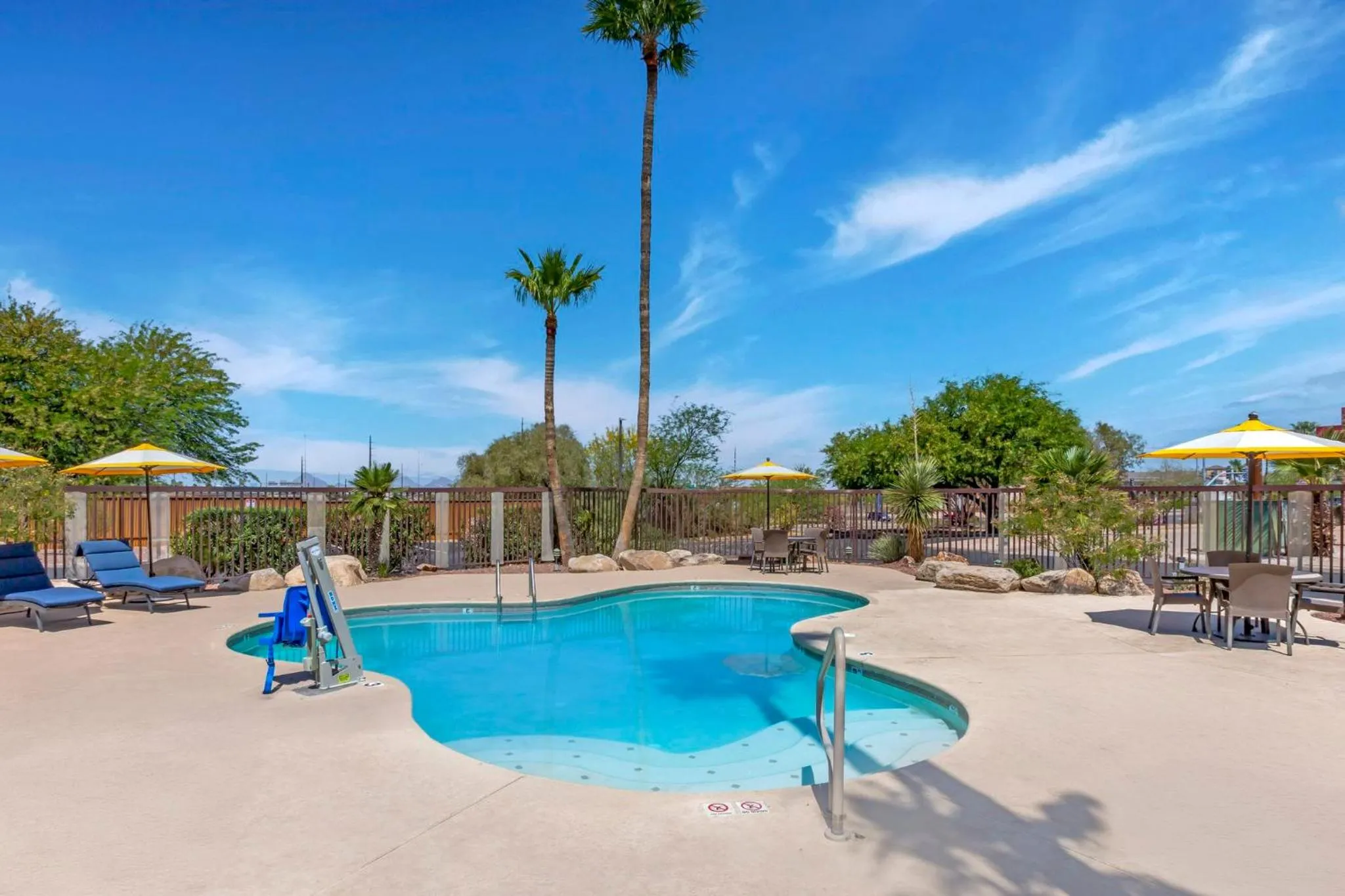 Swimming pool in Red Roof Inn Tucson South - Airport