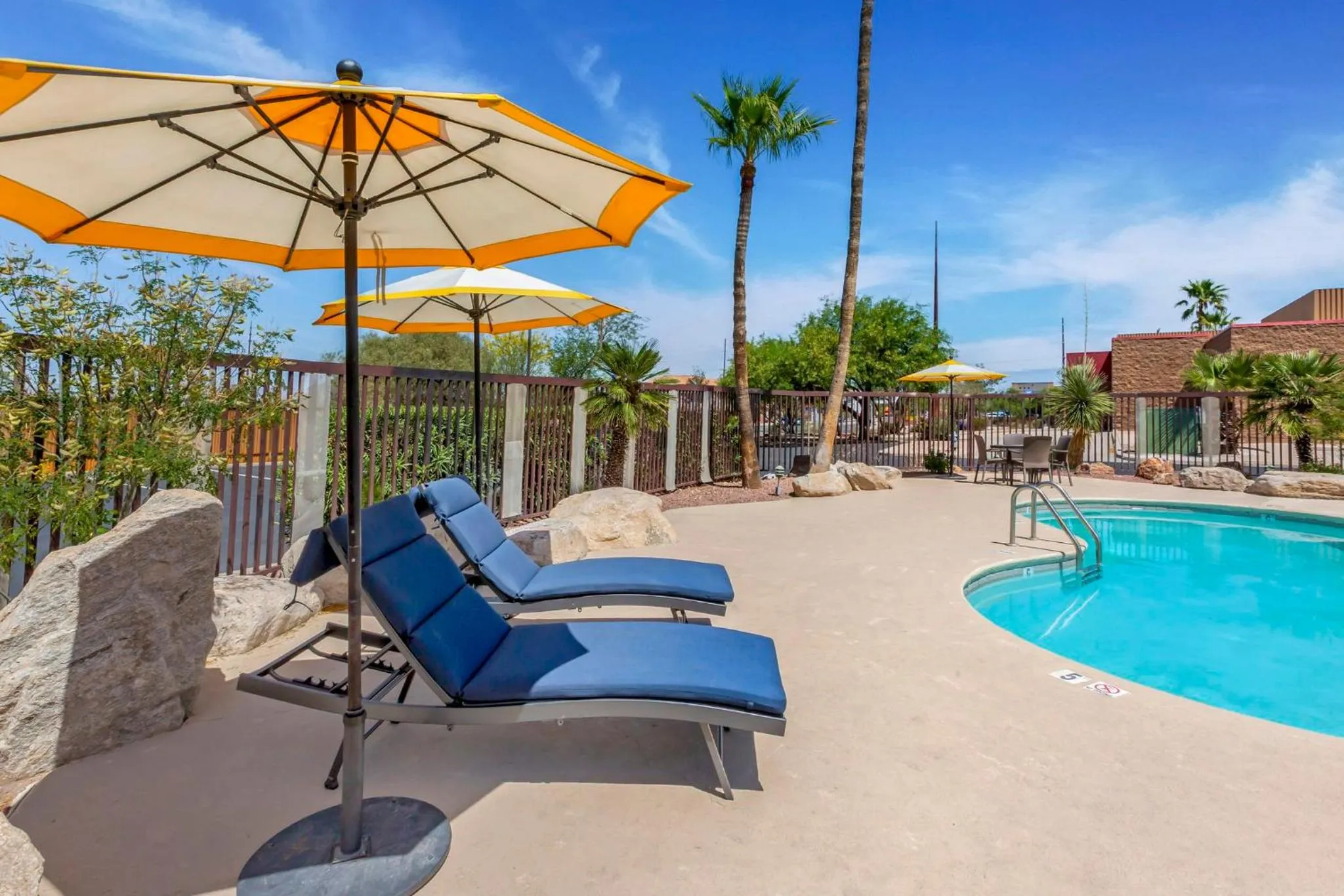 Swimming pool in Red Roof Inn Tucson South - Airport