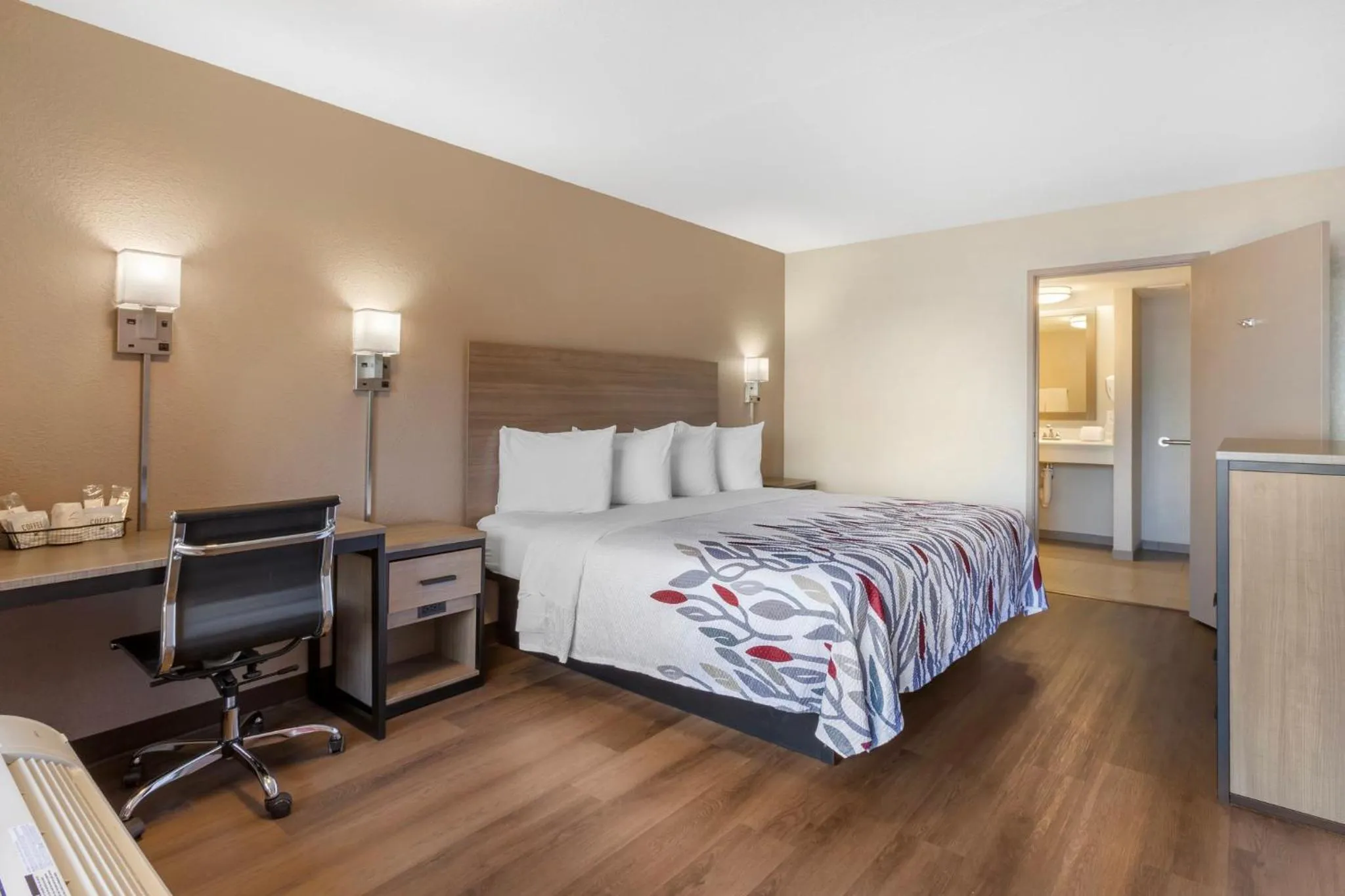 Bedroom in Red Roof Inn Tucson South - Airport