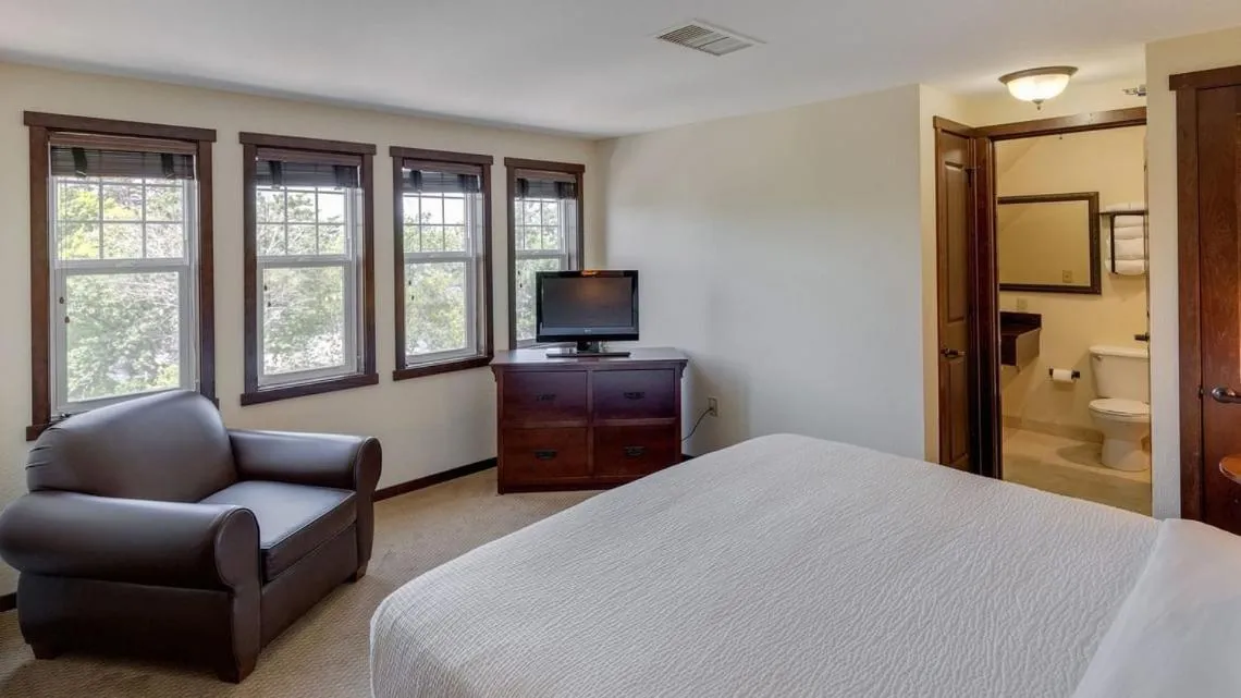 Bed in Chase On The Lake