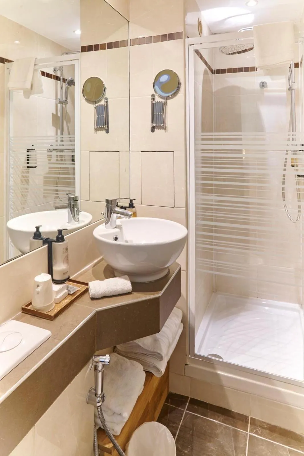 Shower in Hôtel Poussin