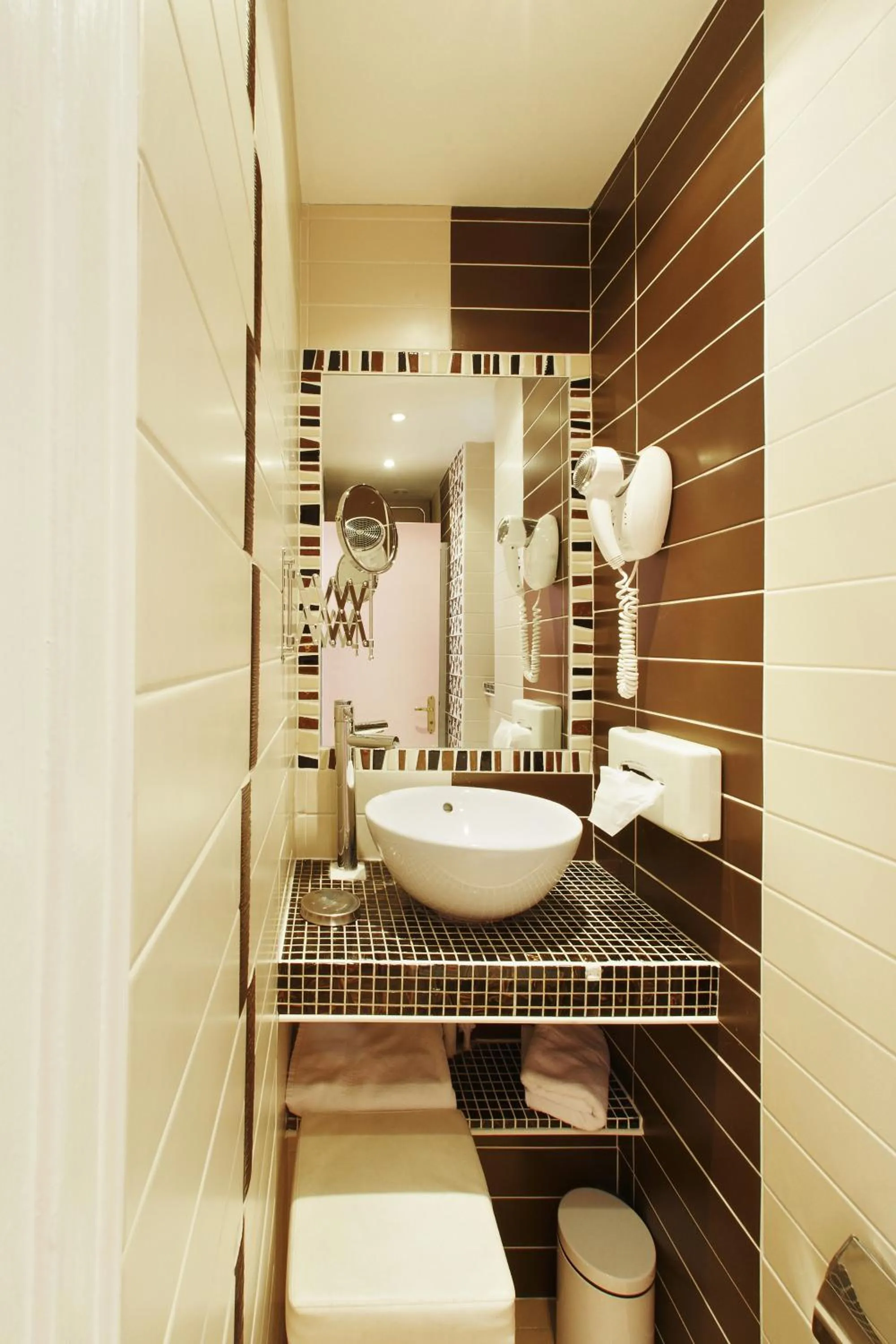 Bathroom in Hôtel Poussin