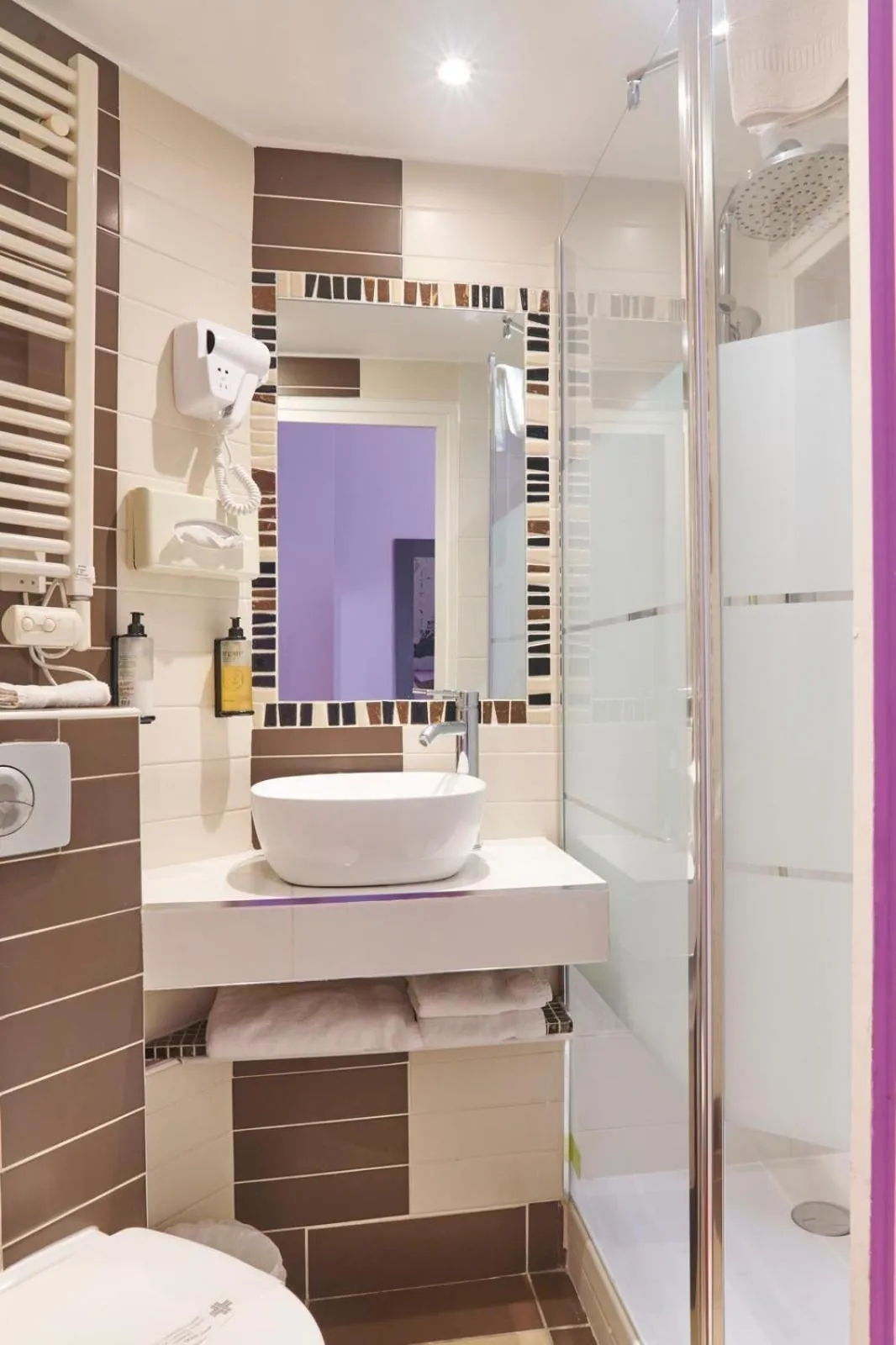 Shower in Hôtel Poussin