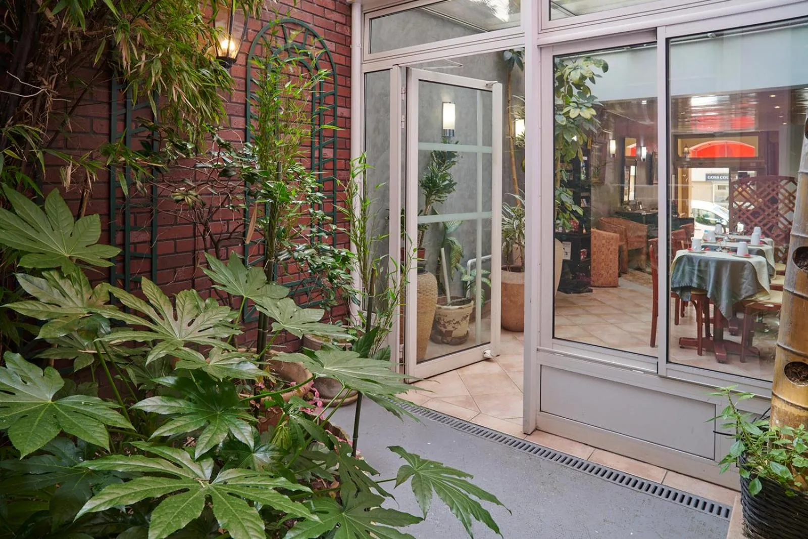 Patio in Hôtel Poussin