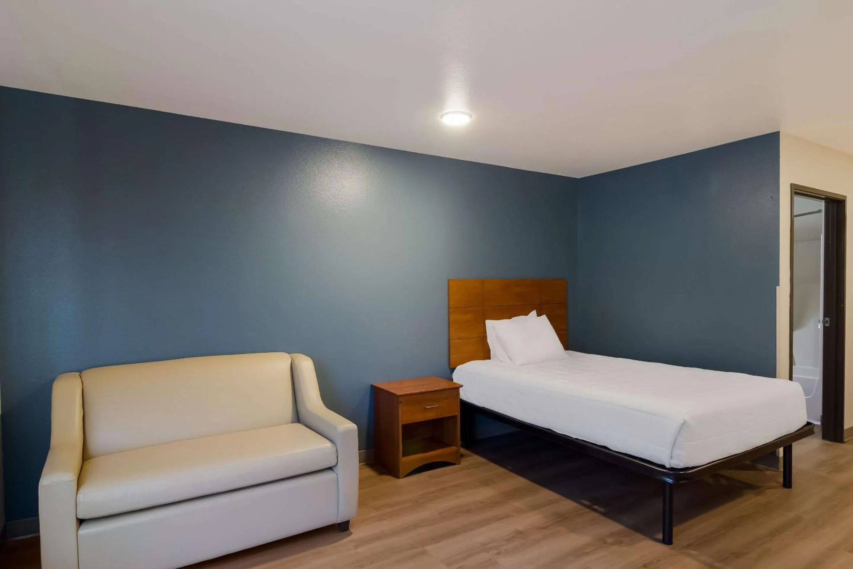 Bedroom, Bed in WoodSpring Suites Jacksonville I-295 East